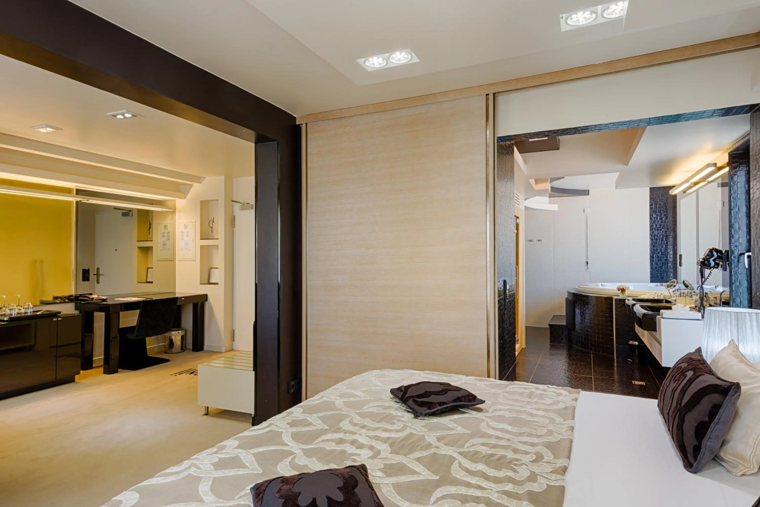 Bed in Damianii Luxury Boutique Hotel & Spa