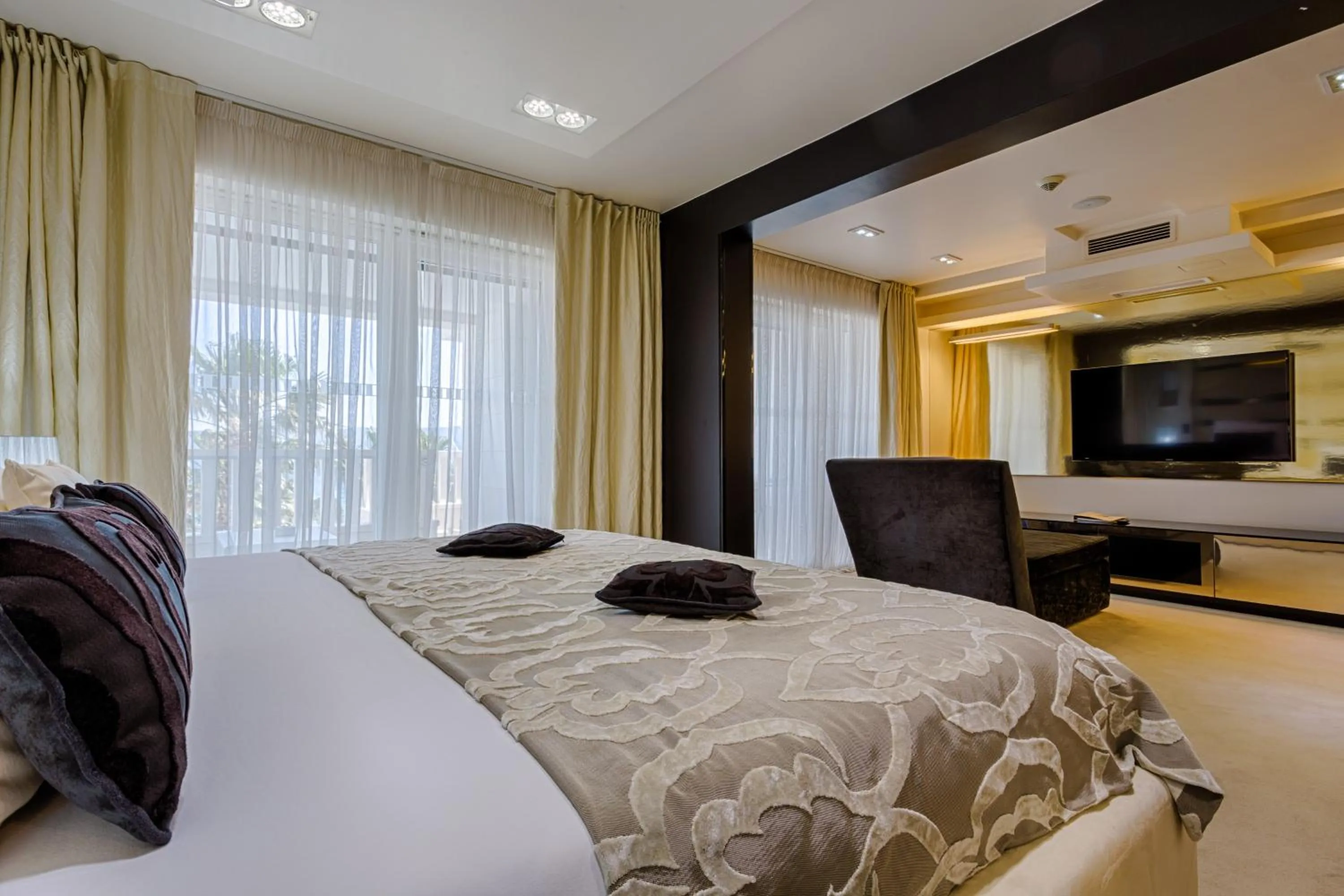 Bed in Damianii Luxury Boutique Hotel & Spa