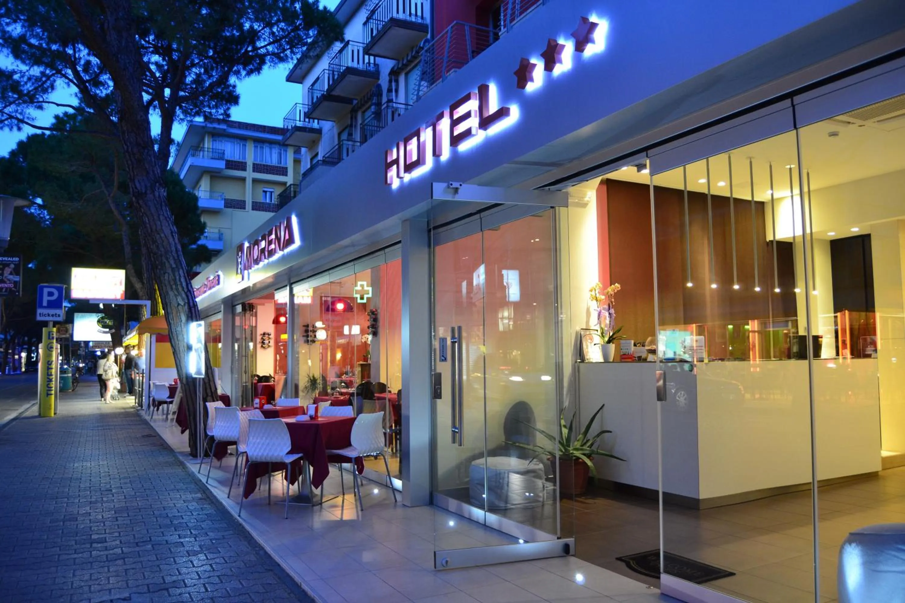Restaurant/places to eat in Hotel Morena