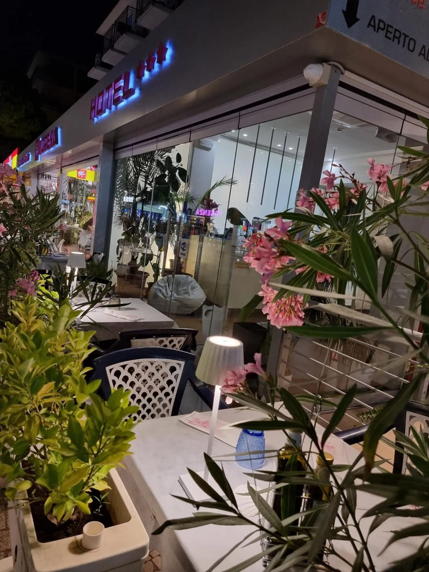 Restaurant/places to eat in Hotel Morena