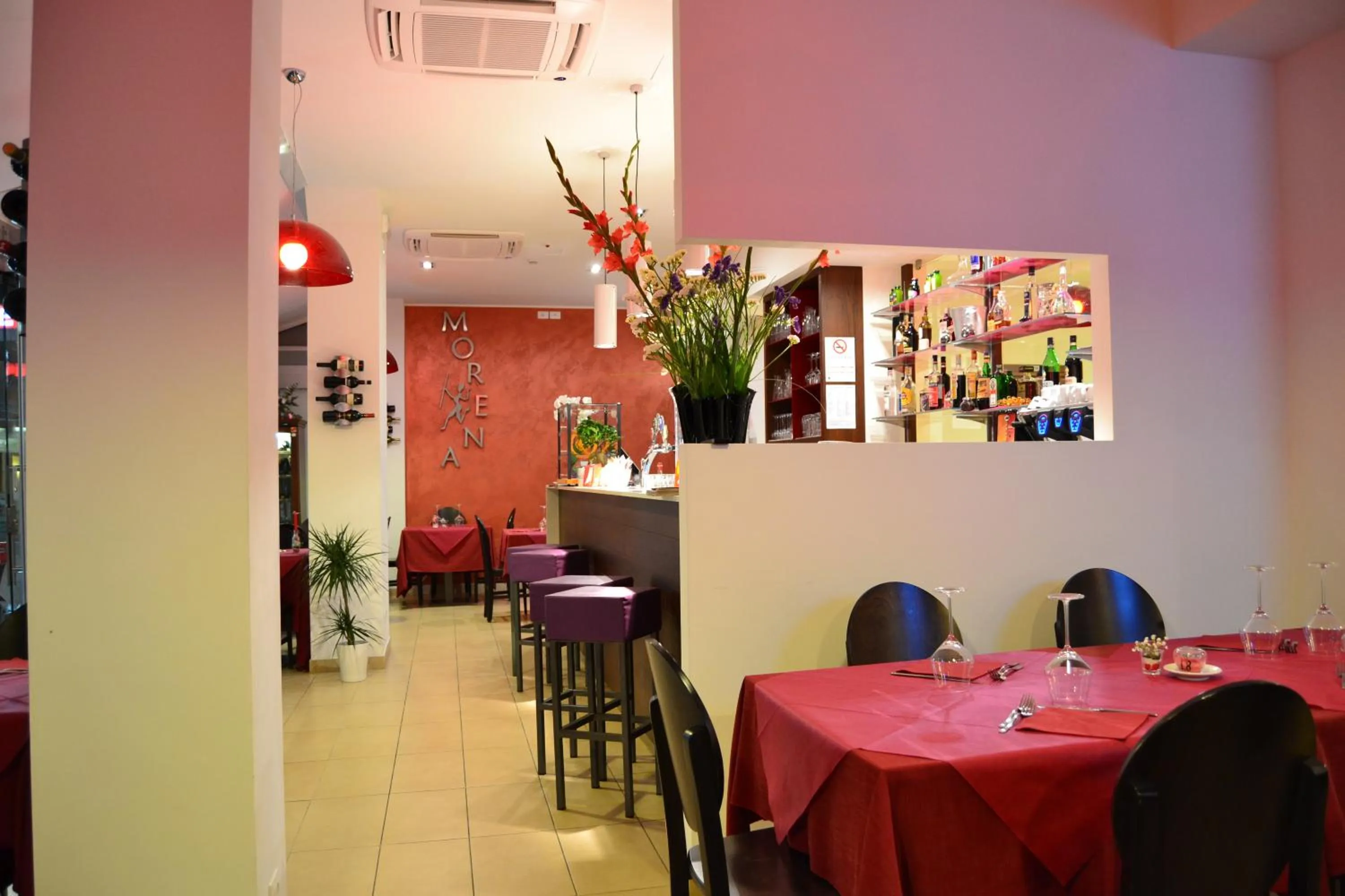 Restaurant/places to eat in Hotel Morena