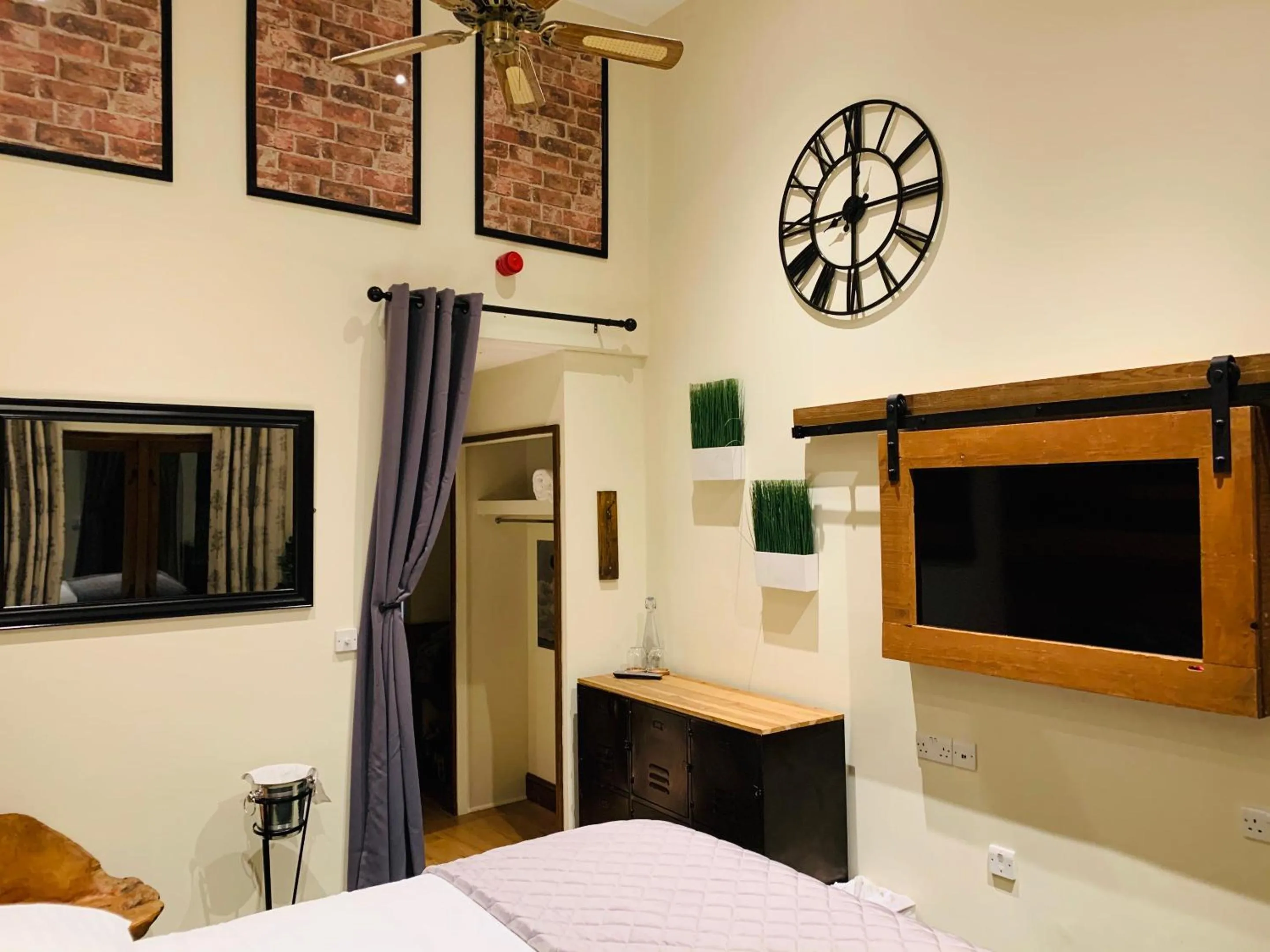 Bedroom, Bed in The Bull Inn Pub