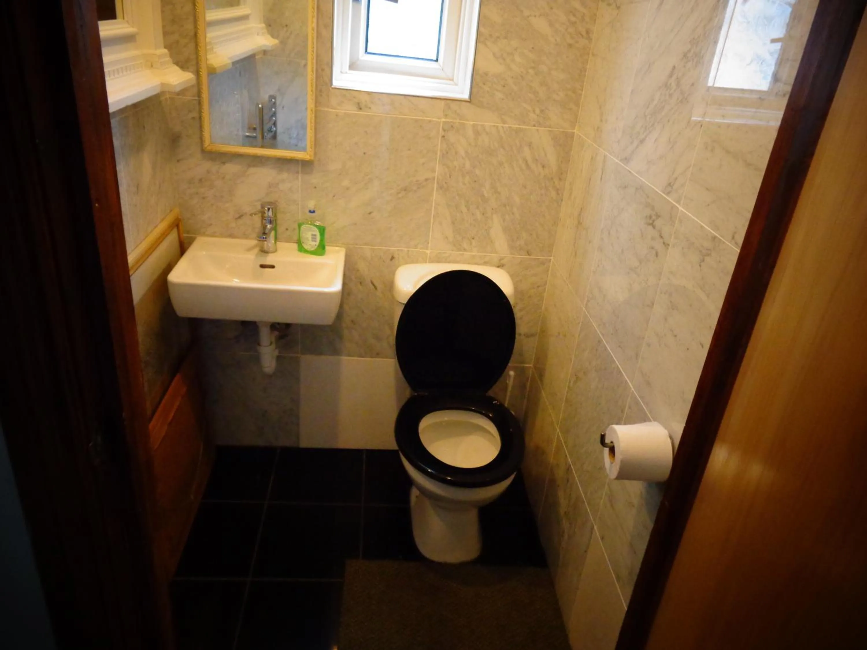 Toilet in Aron Guest House