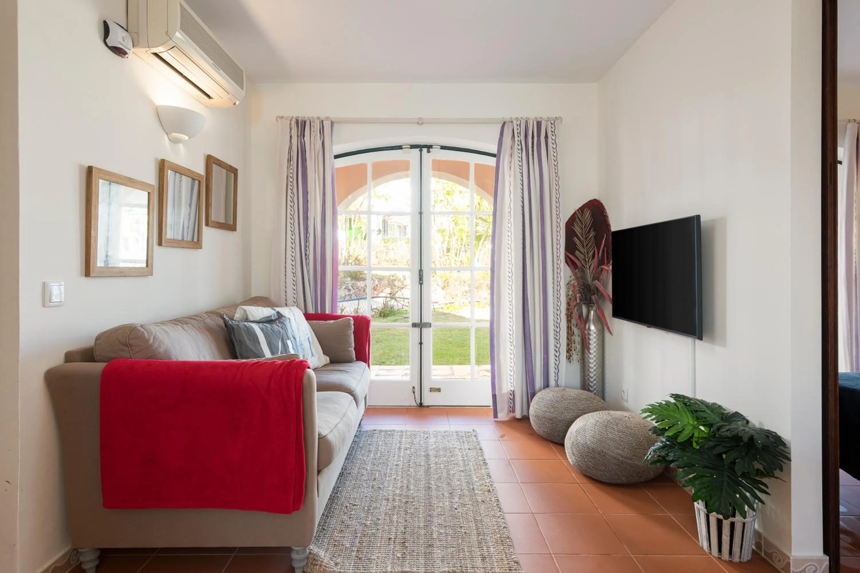 Living room, Bed in Old Village & Prestige