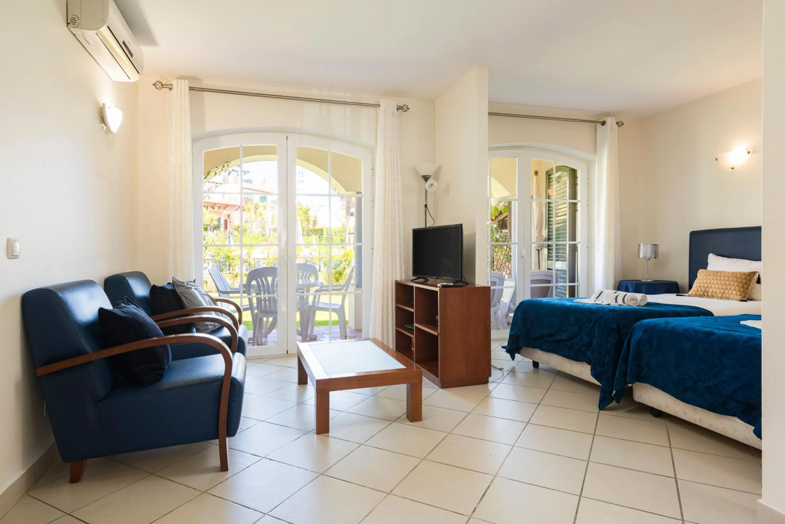 Bedroom, Bed in Old Village & Prestige