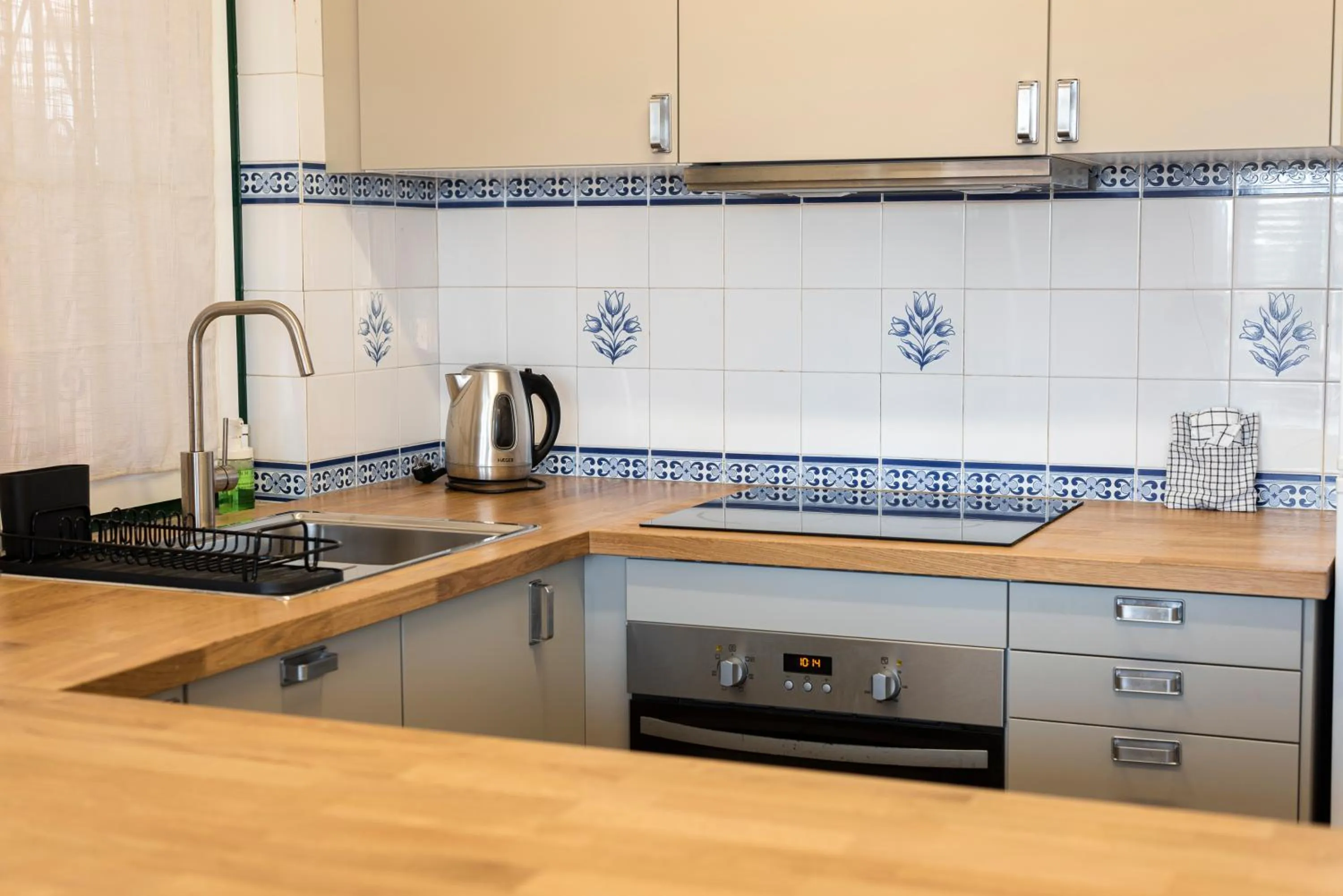 Kitchen or kitchenette in Old Village & Prestige