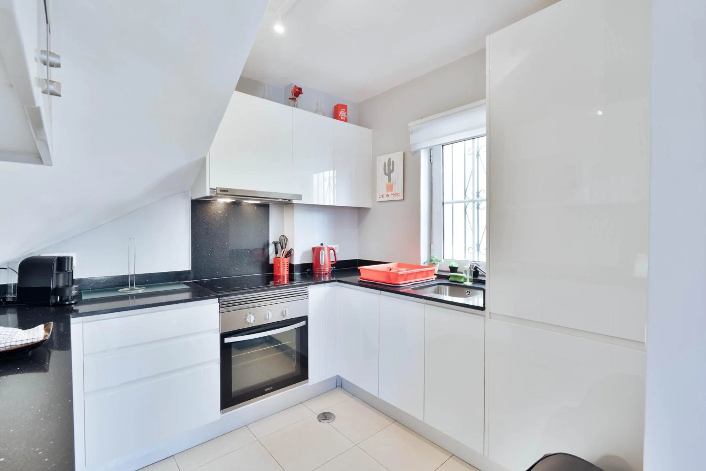 Kitchen or kitchenette in Old Village & Prestige