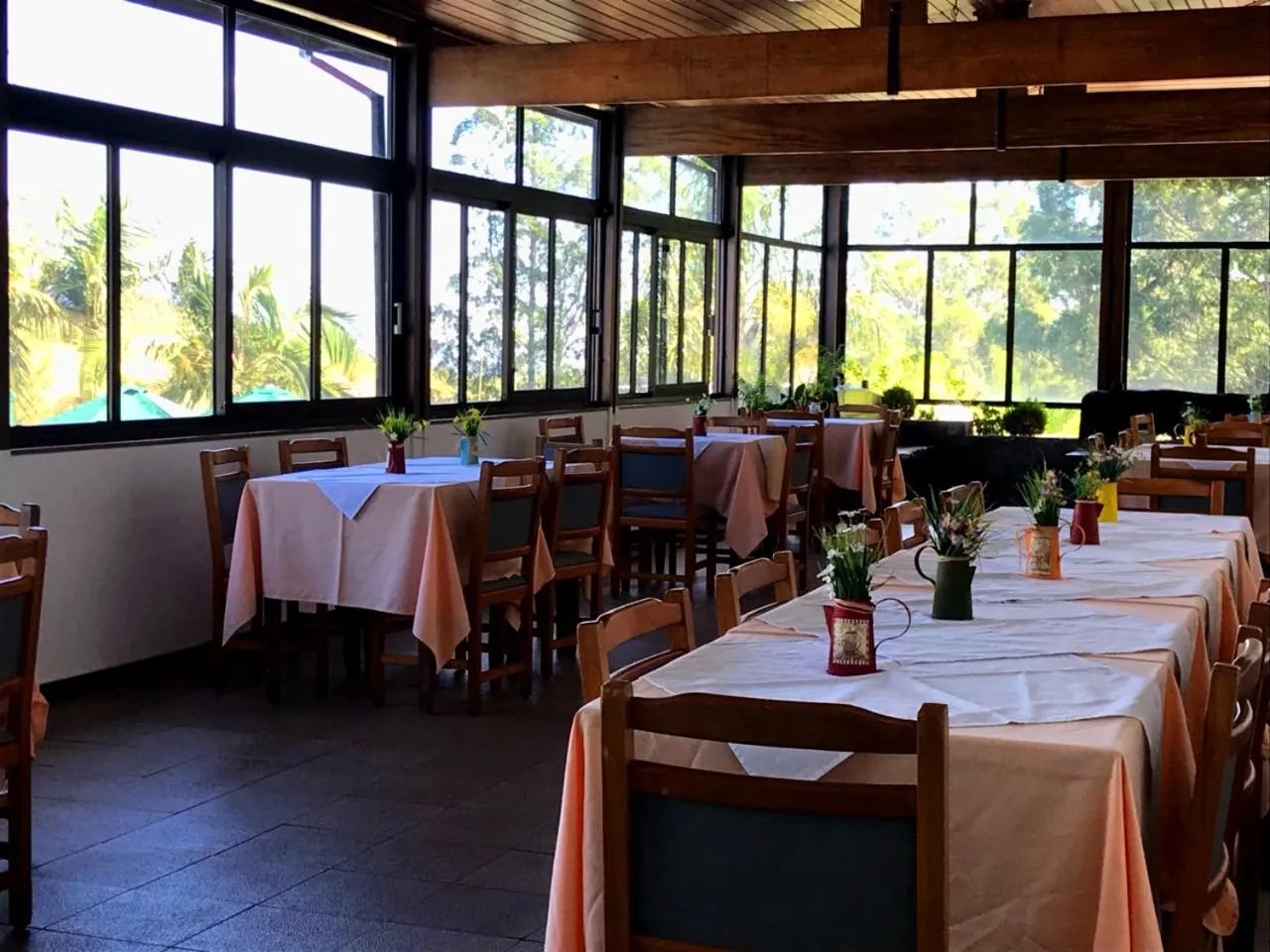 Restaurant/places to eat in Hotel Akropolis