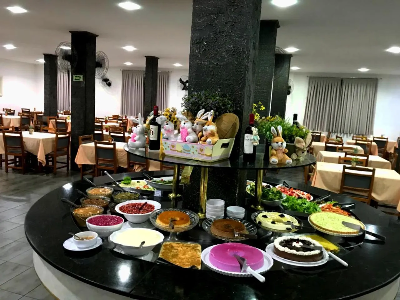 Restaurant/places to eat in Hotel Akropolis
