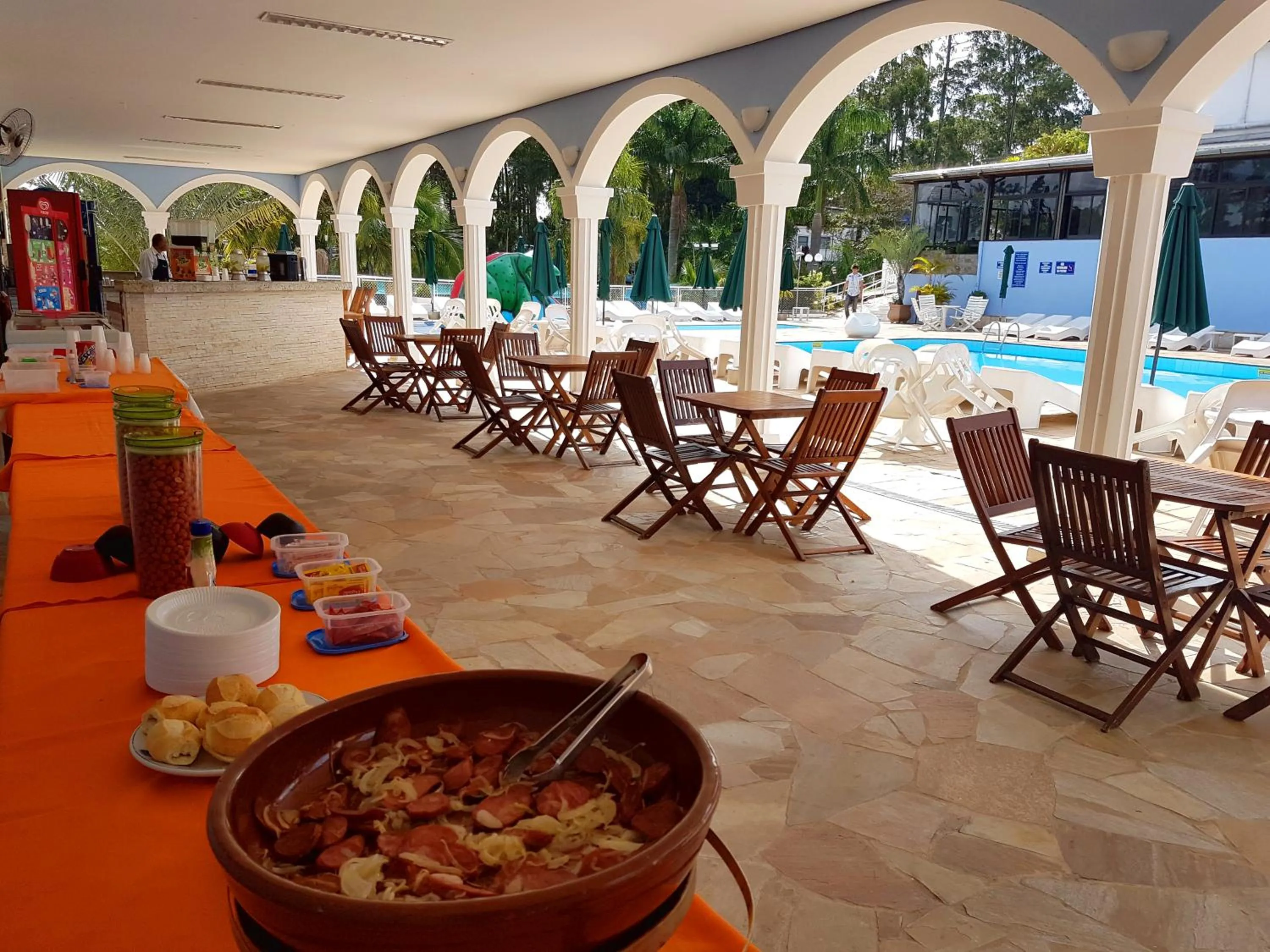 Restaurant/places to eat in Hotel Akropolis