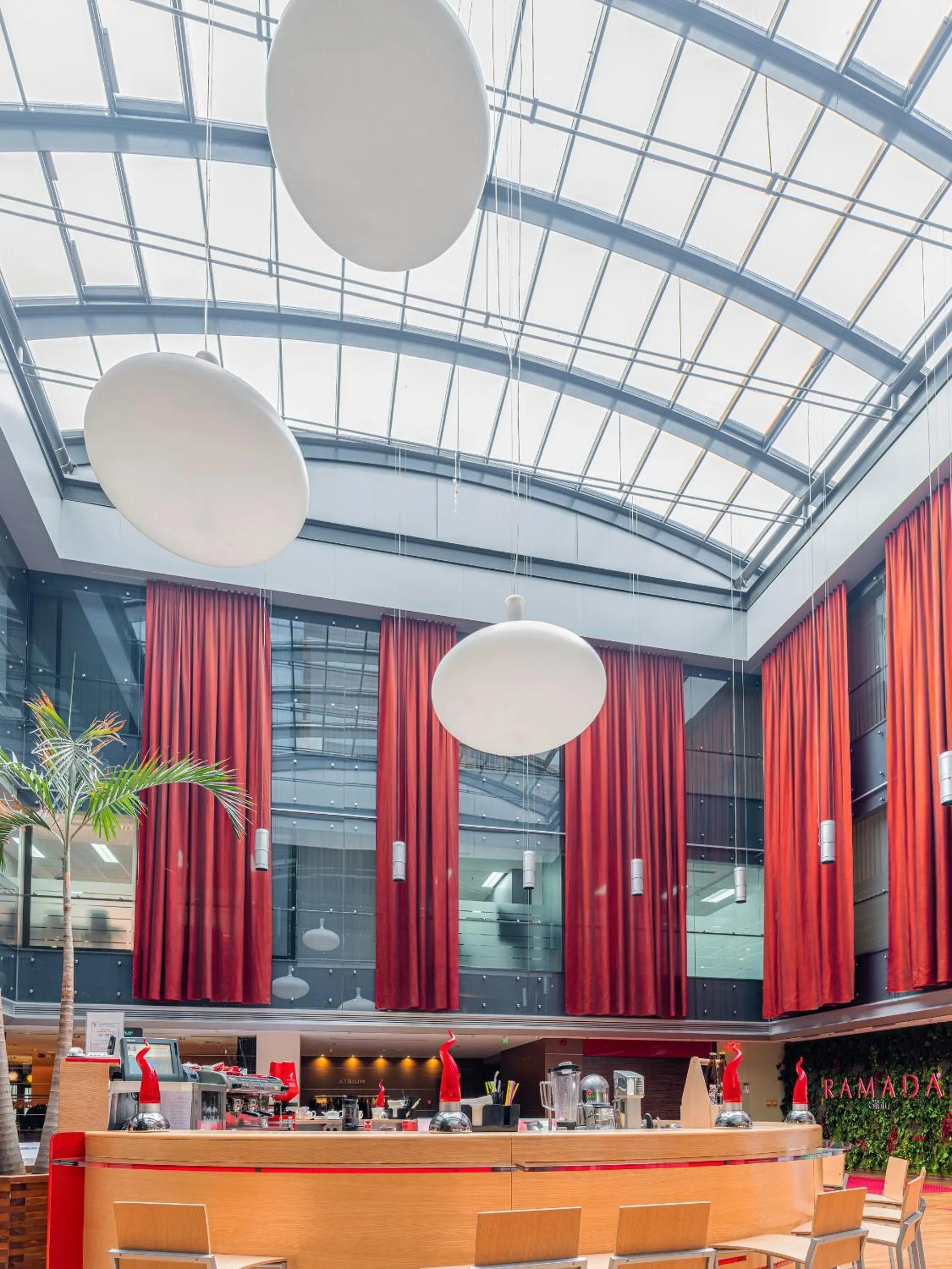 Lounge or bar in Ramada Sibiu Hotel