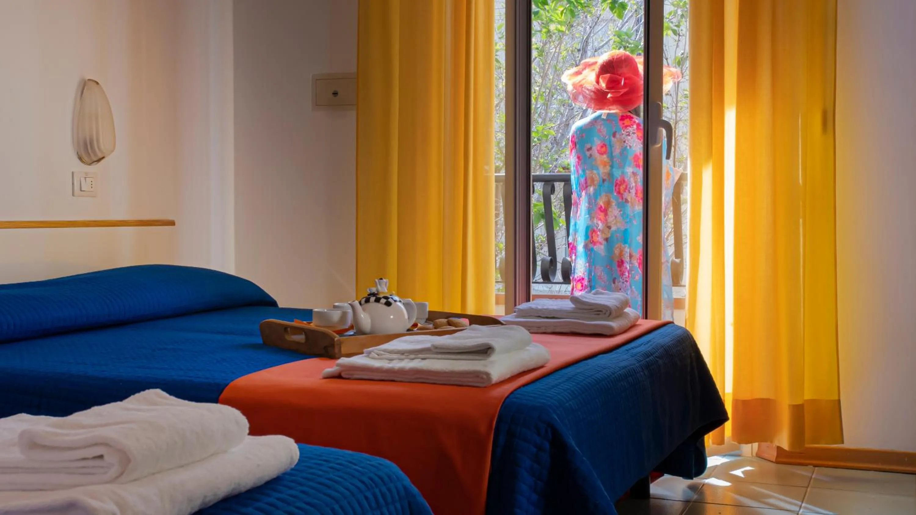 Standard Triple Room with Balcony in Hotel Plaza con piscina