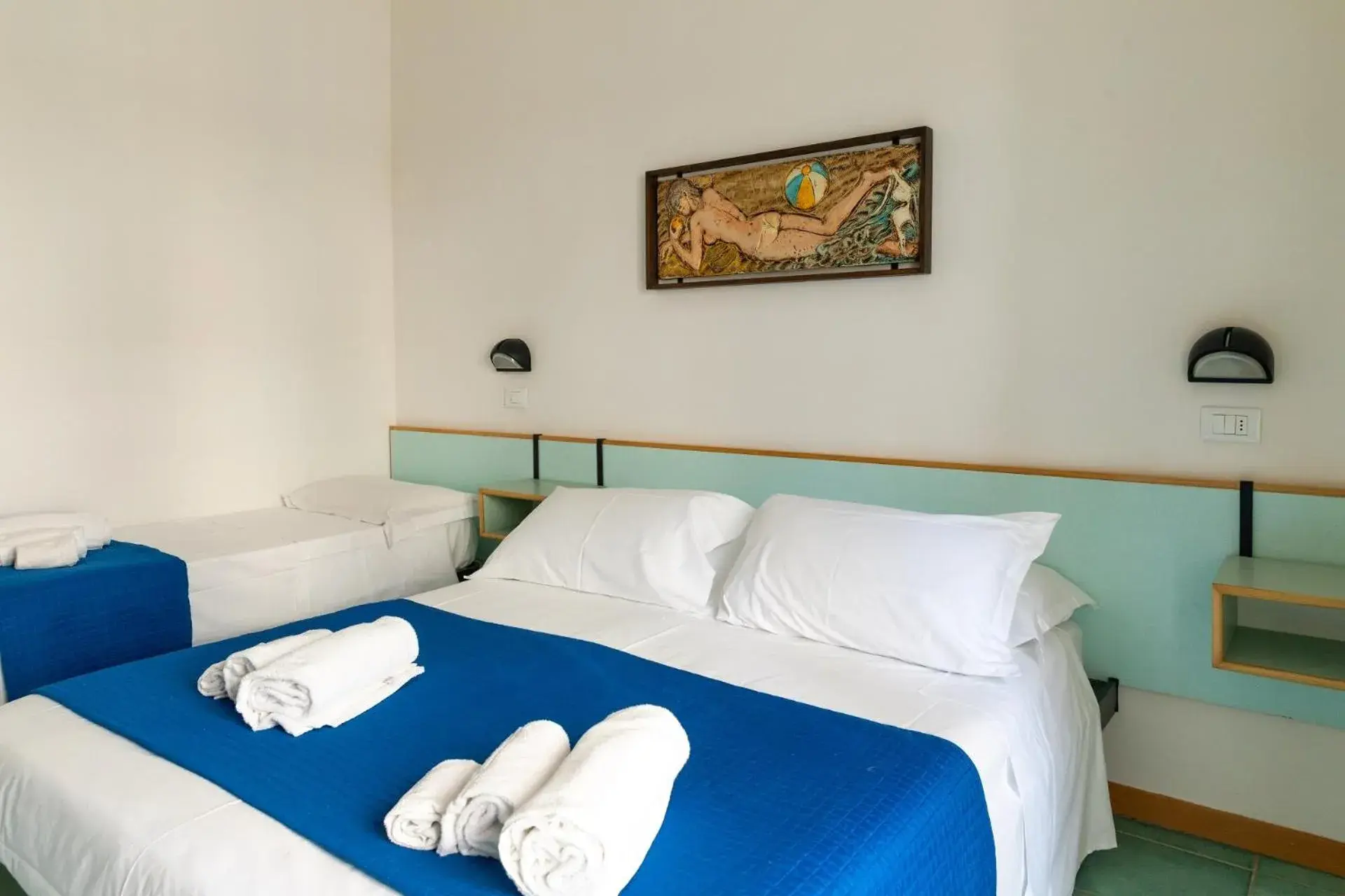 Economy Triple Room with Balcony in Hotel Plaza con piscina Economy Triple Room with Balcony in Hotel Plaza con piscina