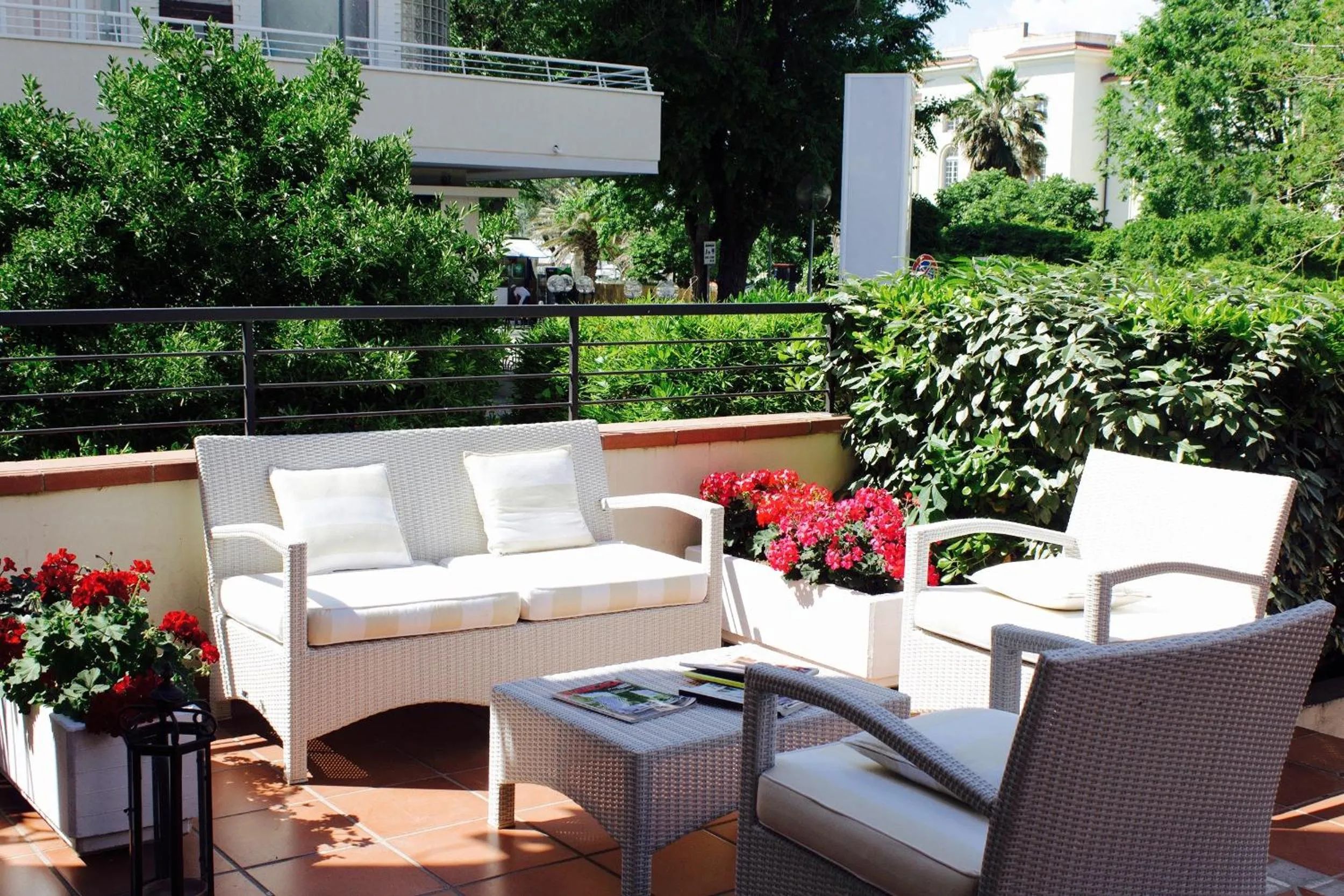 Patio in Hotel Plaza con piscina