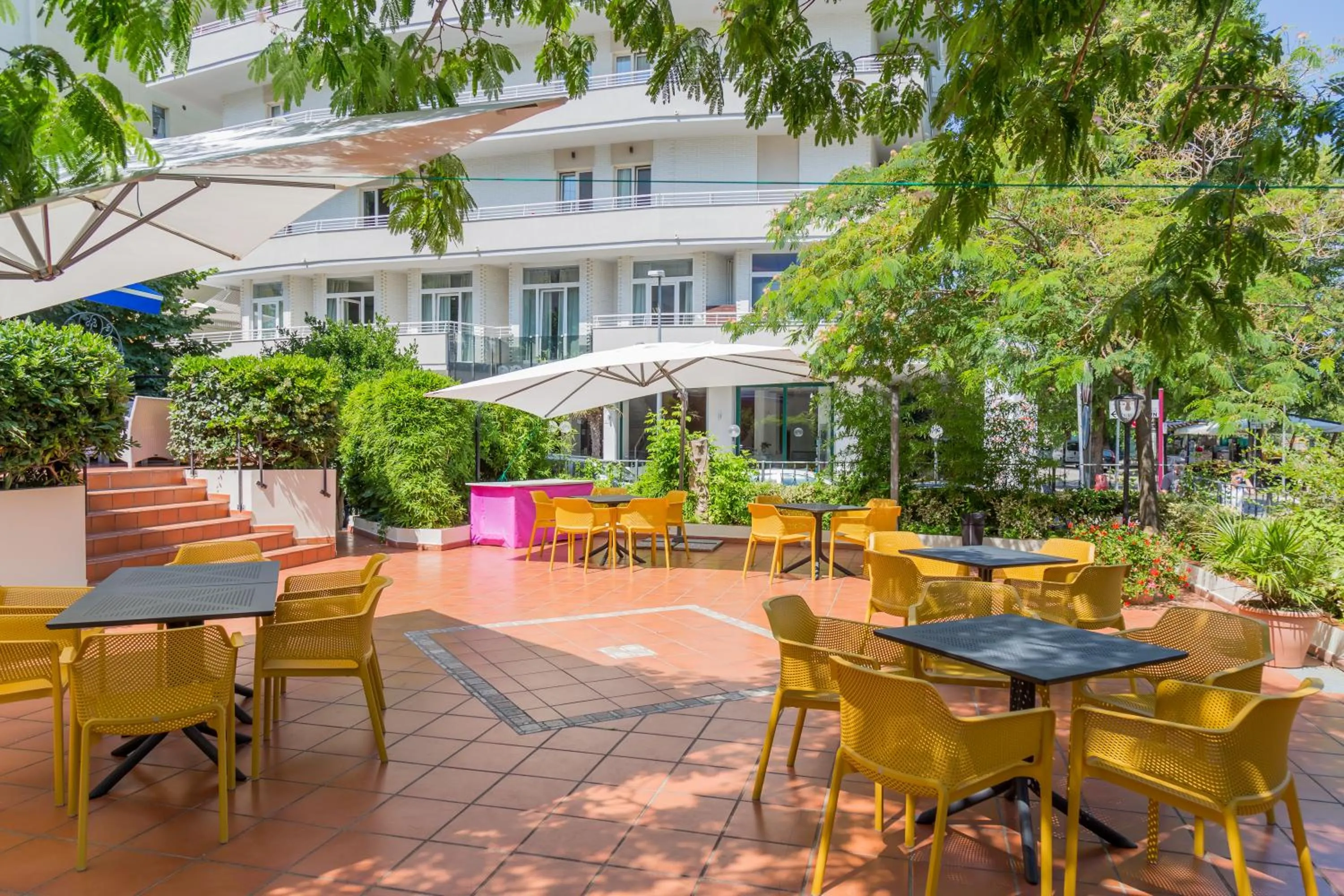 Summer in Hotel Plaza con piscina