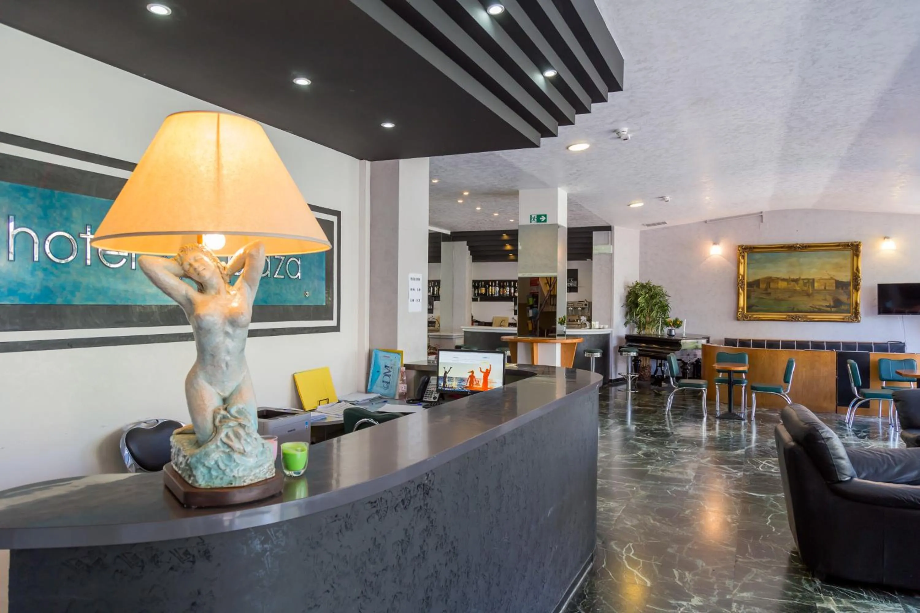 Staff in Hotel Plaza con piscina