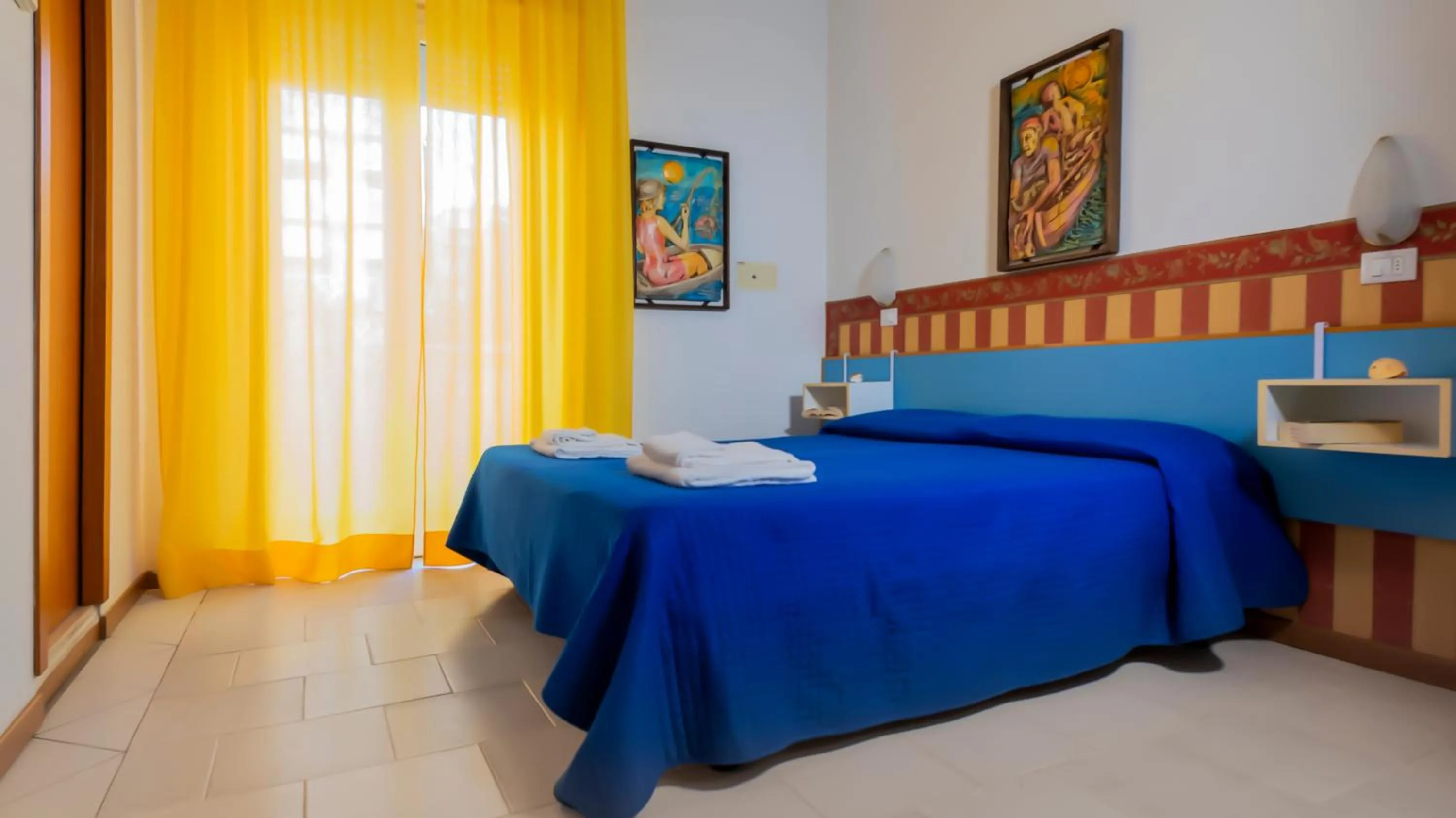 Bedroom, Bed in Hotel Plaza con piscina