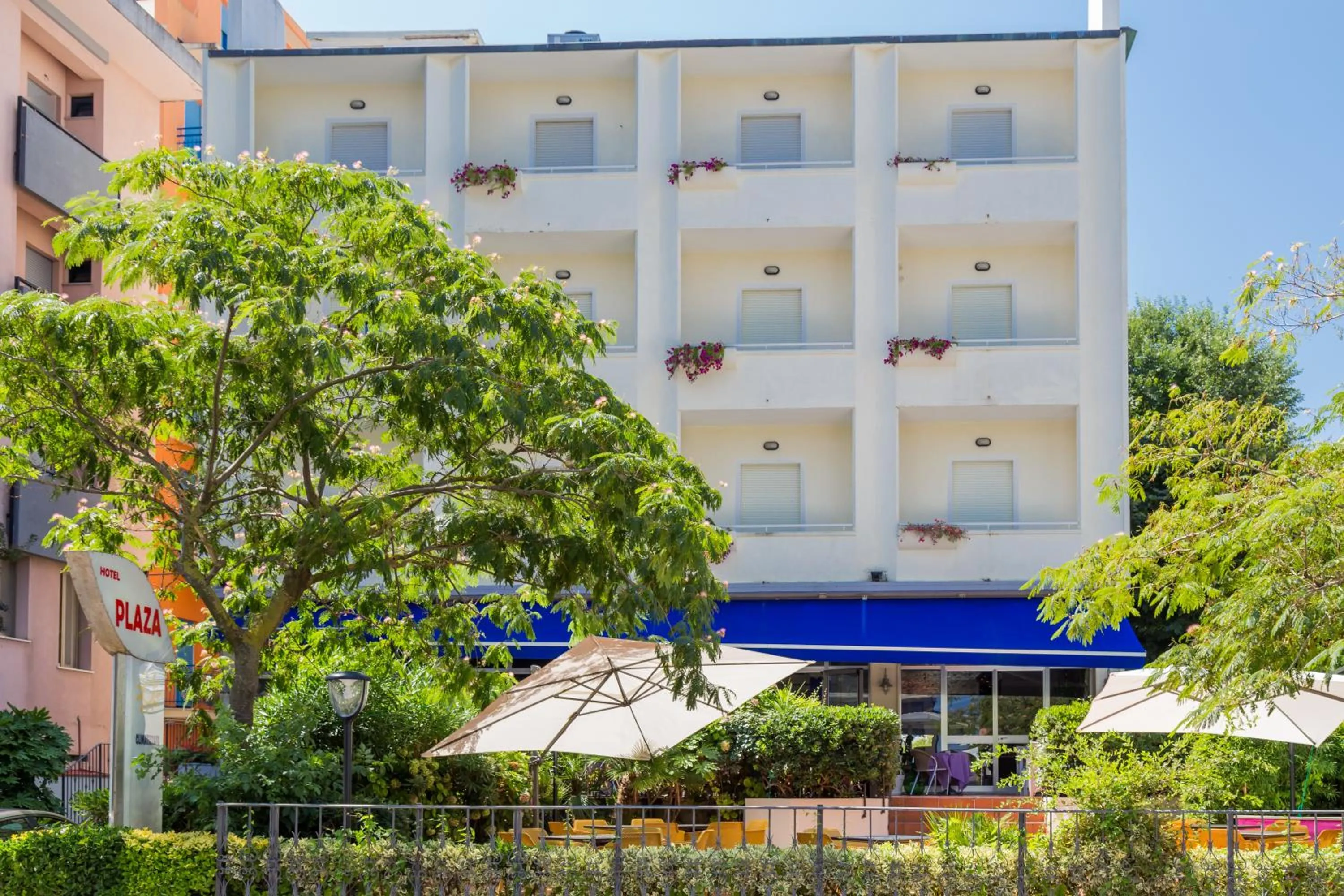 Property logo or sign in Hotel Plaza con piscina