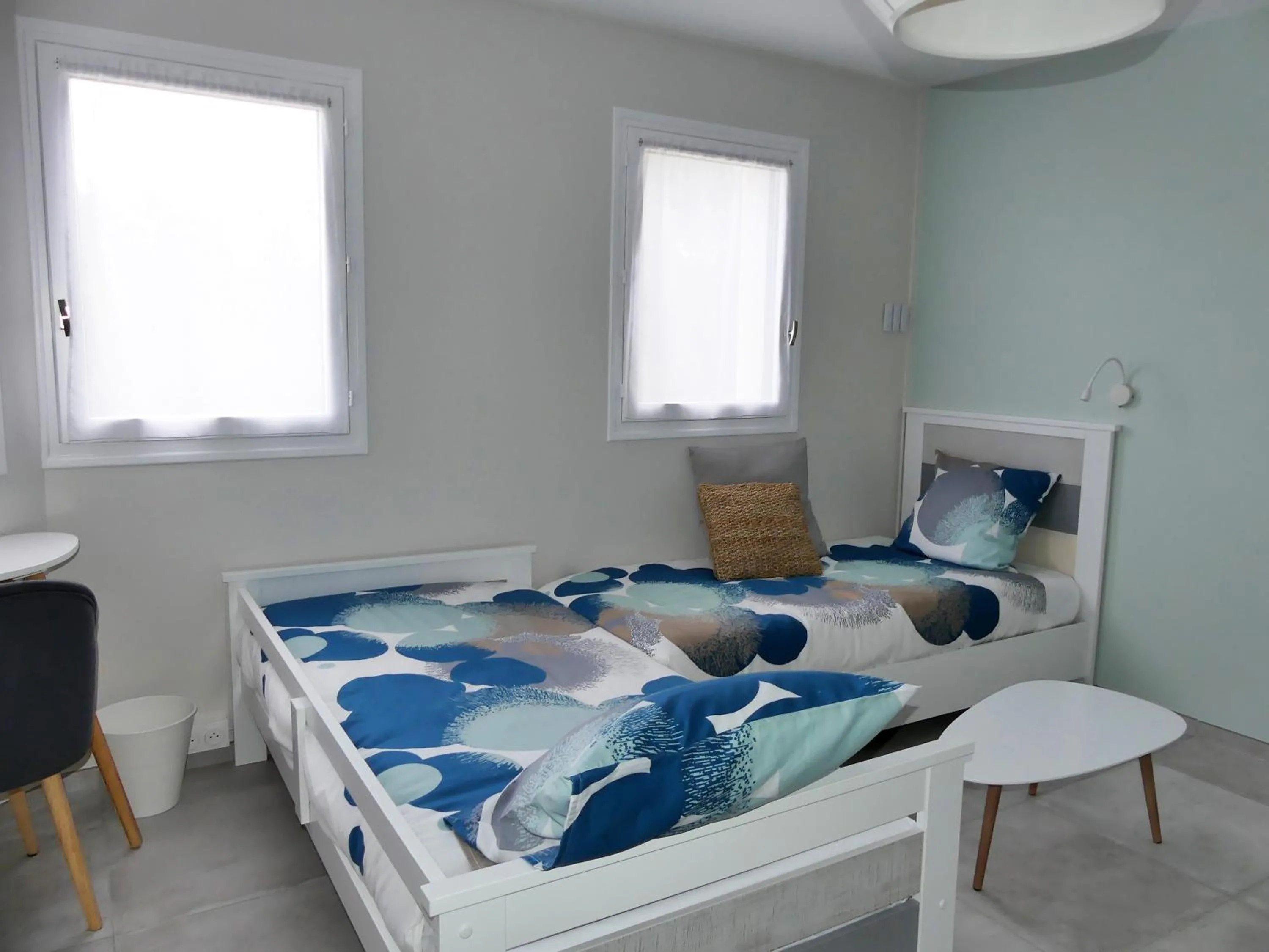 Living room, Bed in Les Ambaciales