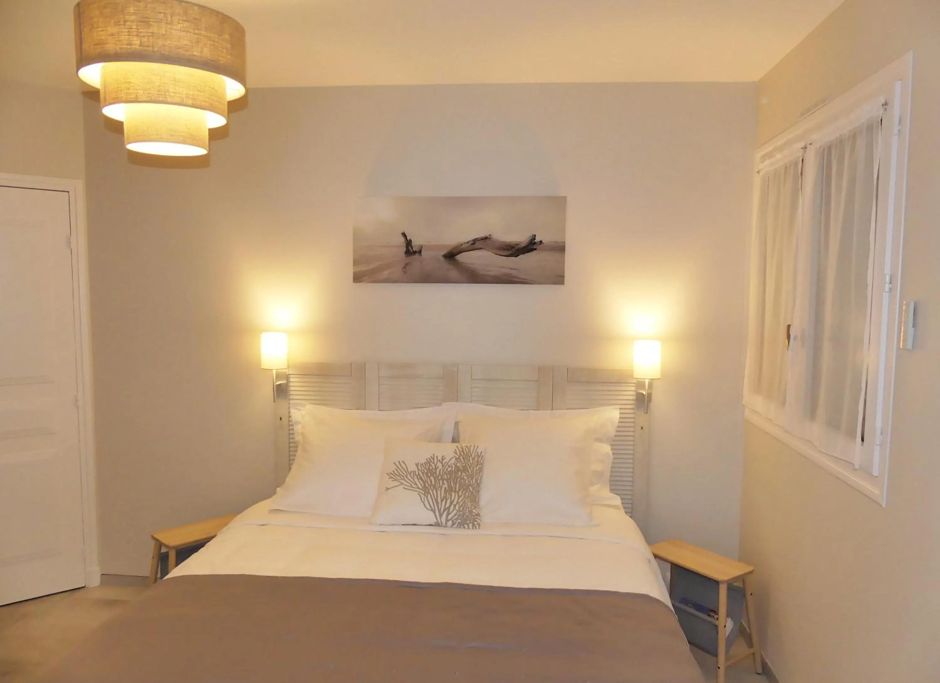 Photo of the whole room, Bed in Les Ambaciales