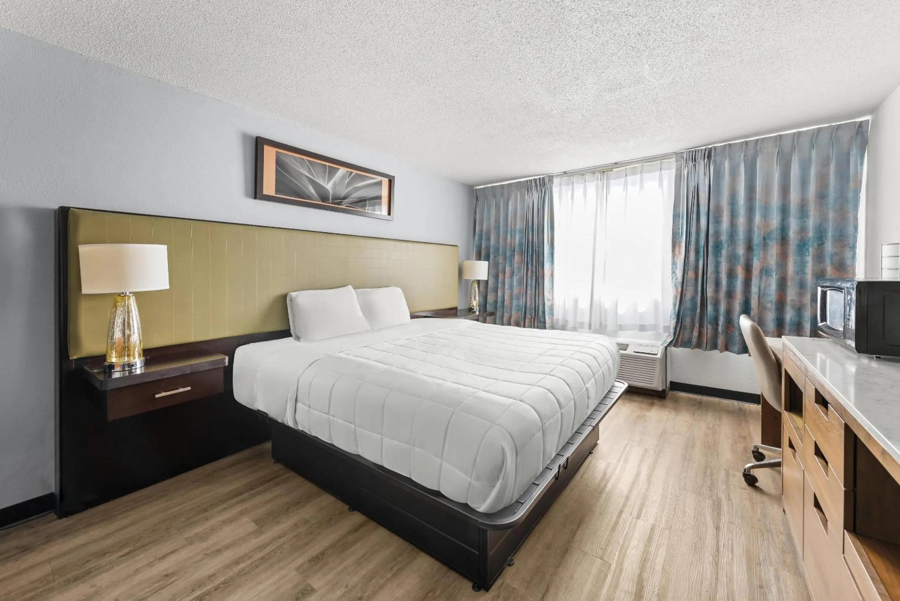 Bedroom, Bed in Suburban Studios Fairborn - Dayton