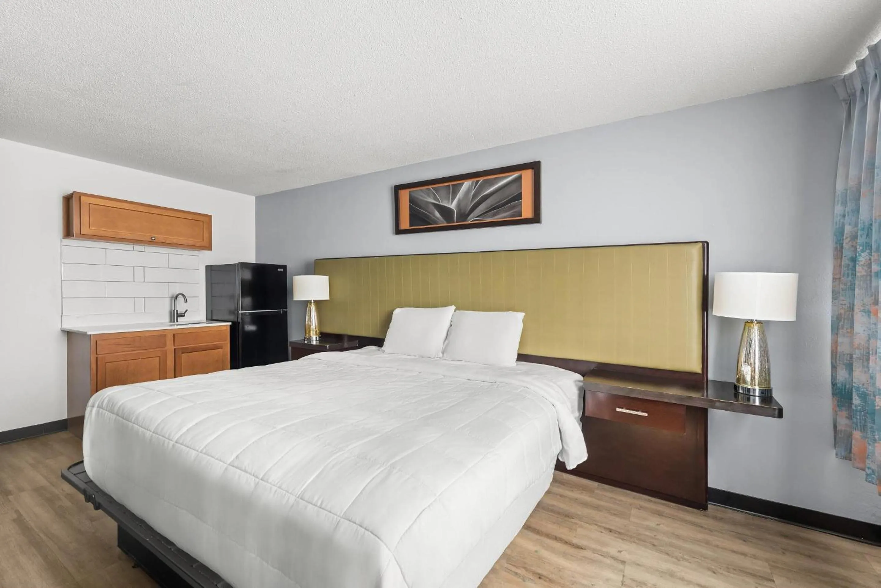 Bedroom, Bed in Suburban Studios Fairborn - Dayton