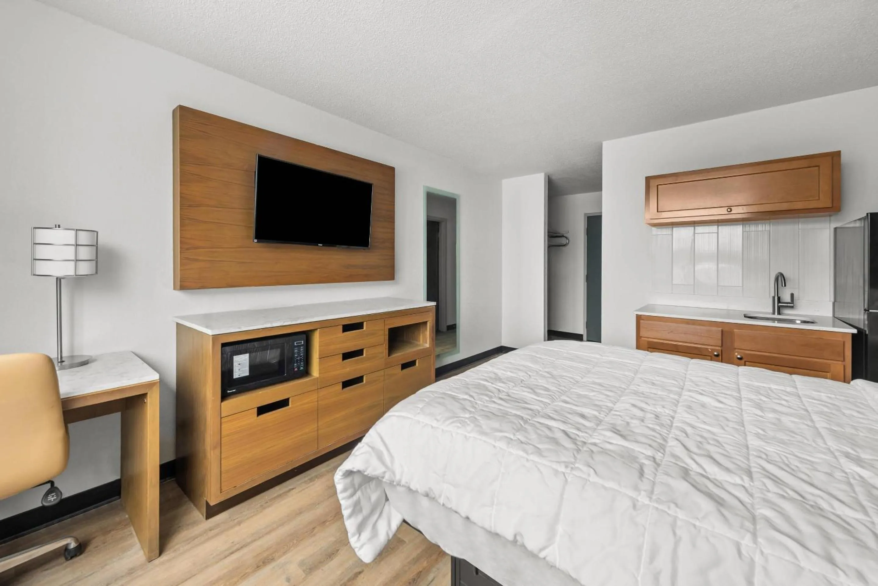 Bedroom, Bed in Suburban Studios Fairborn - Dayton