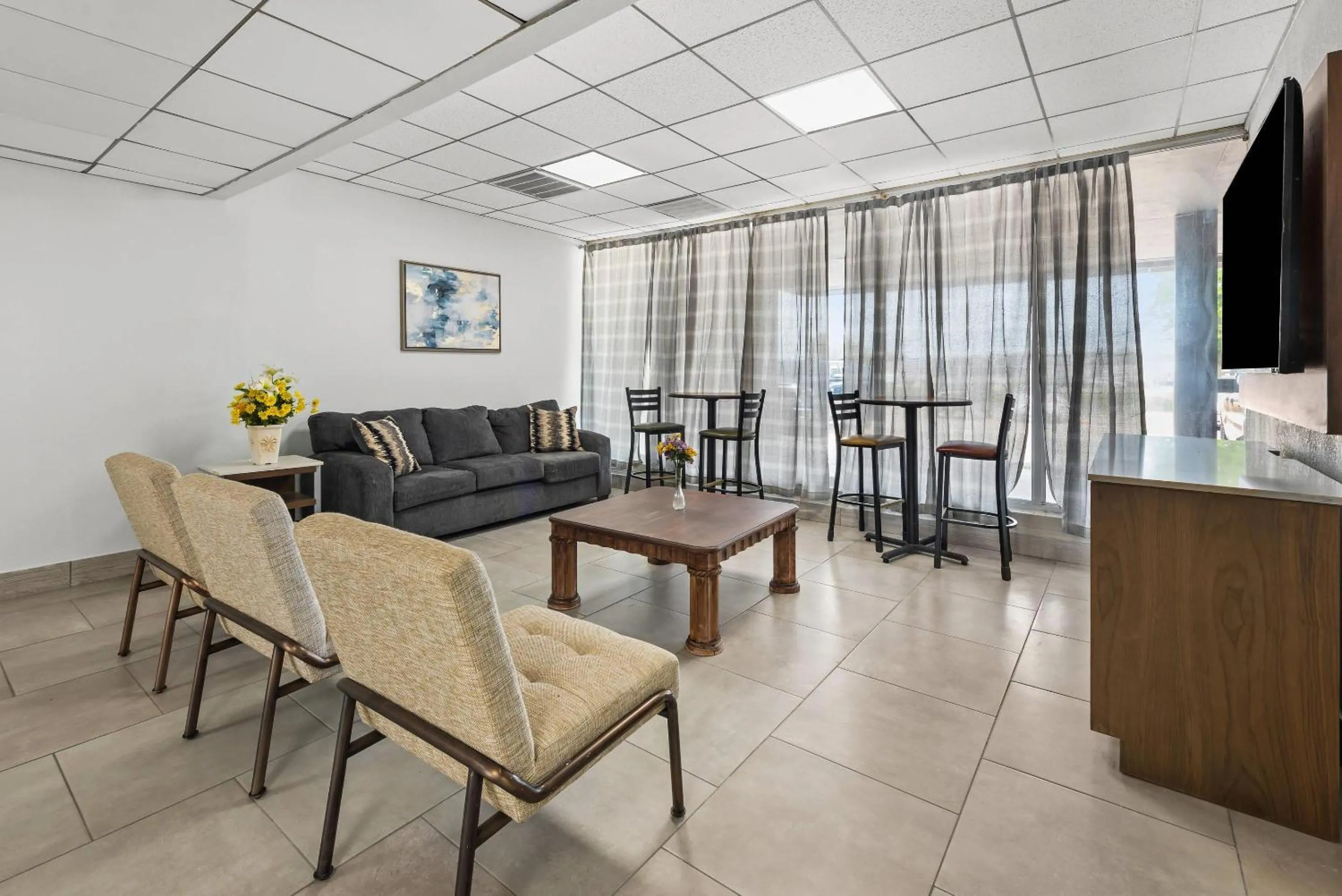 Lobby or reception in Suburban Studios Fairborn - Dayton
