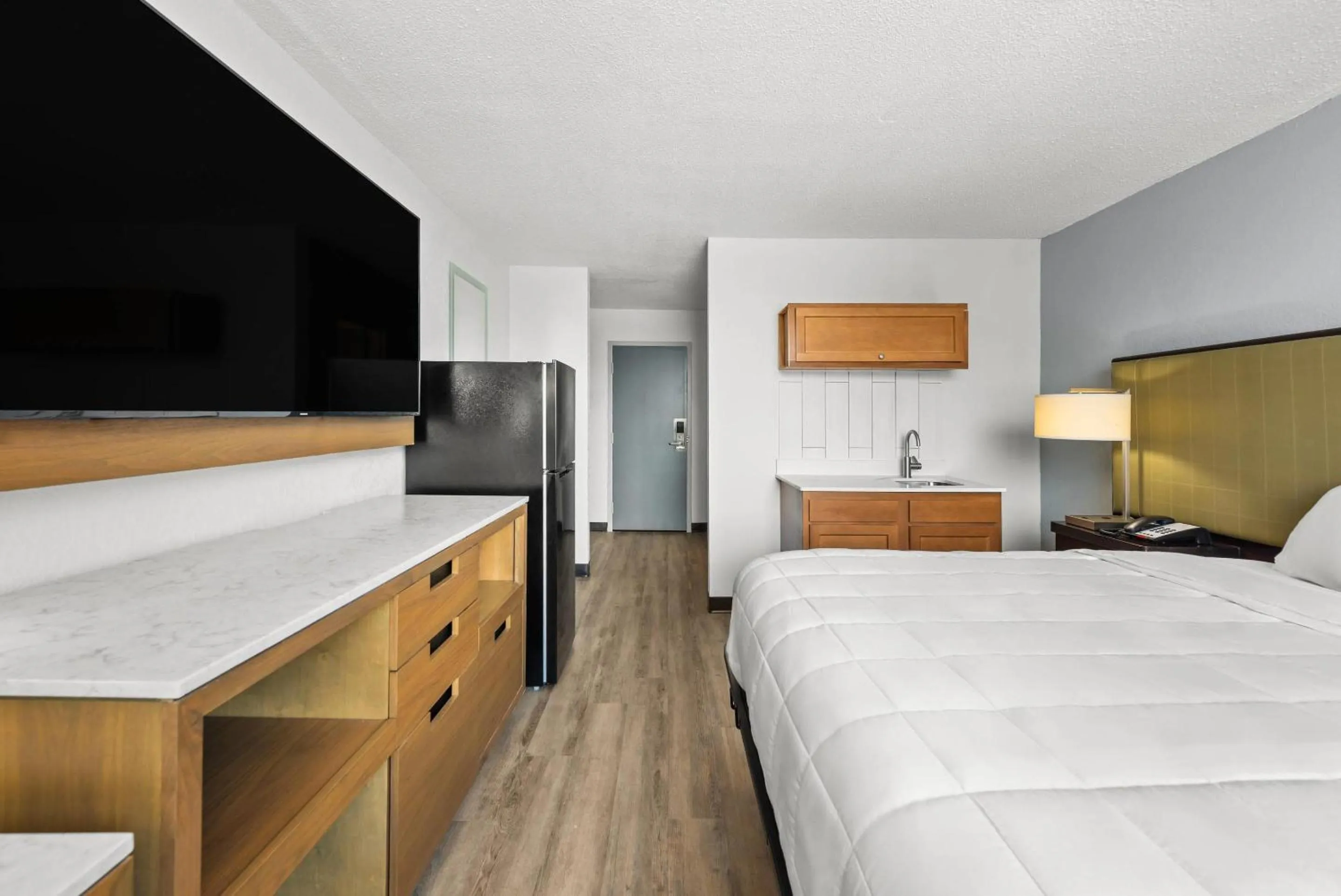 Bedroom, Bed in Suburban Studios Fairborn - Dayton