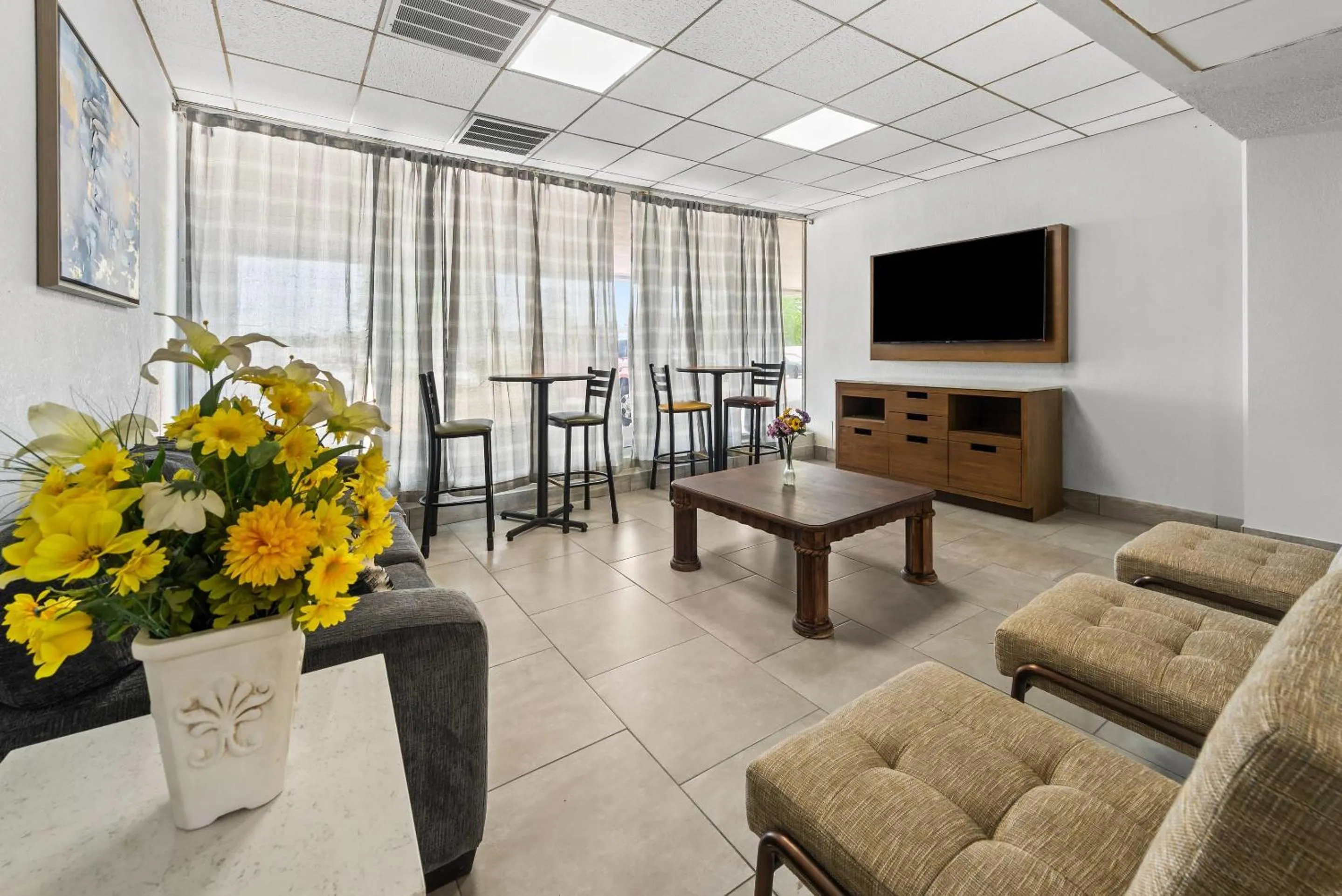 Lobby or reception in Suburban Studios Fairborn - Dayton