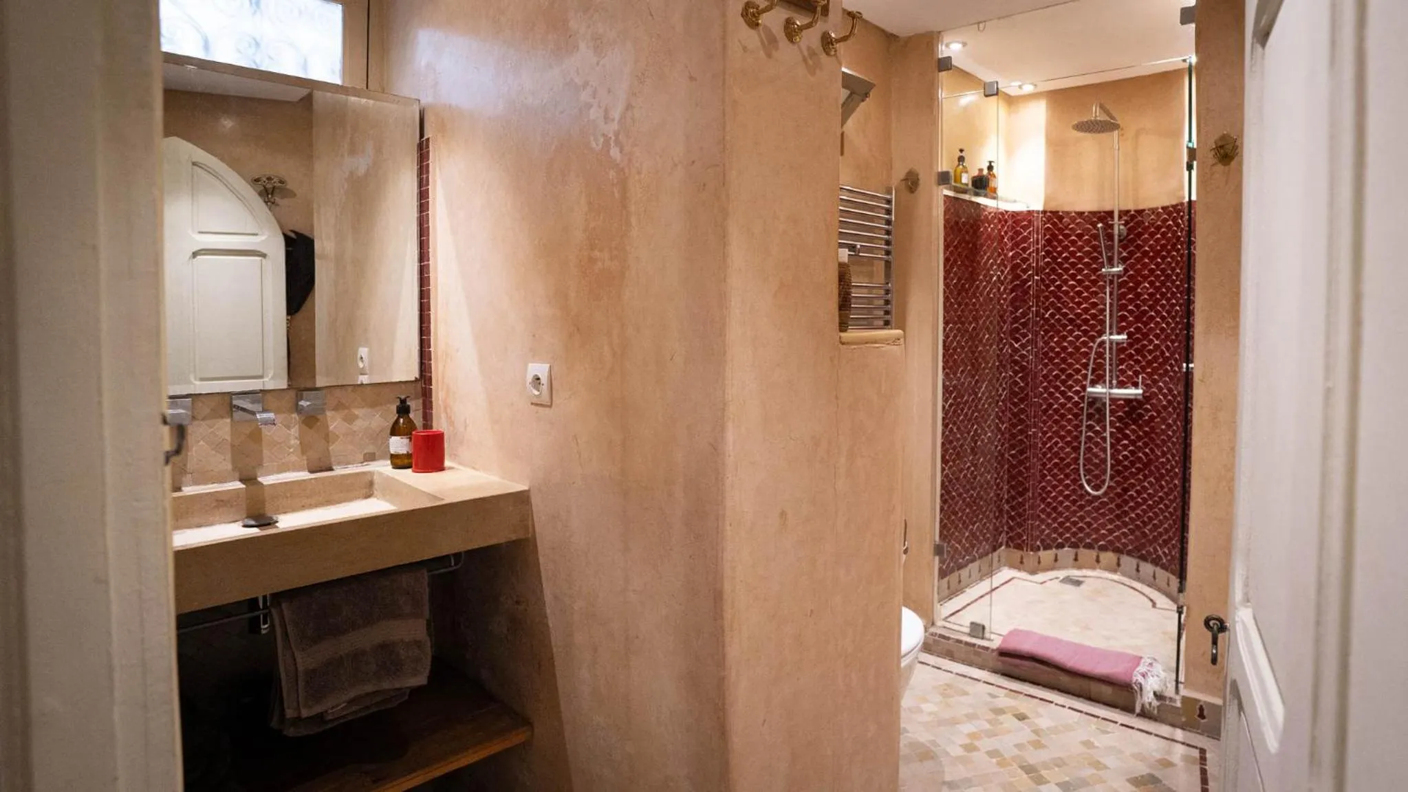 Shower in Riad Anata