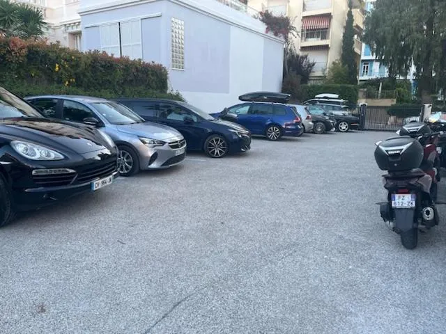 Parking in Résidence Carlton - Rénovée avec Piscine