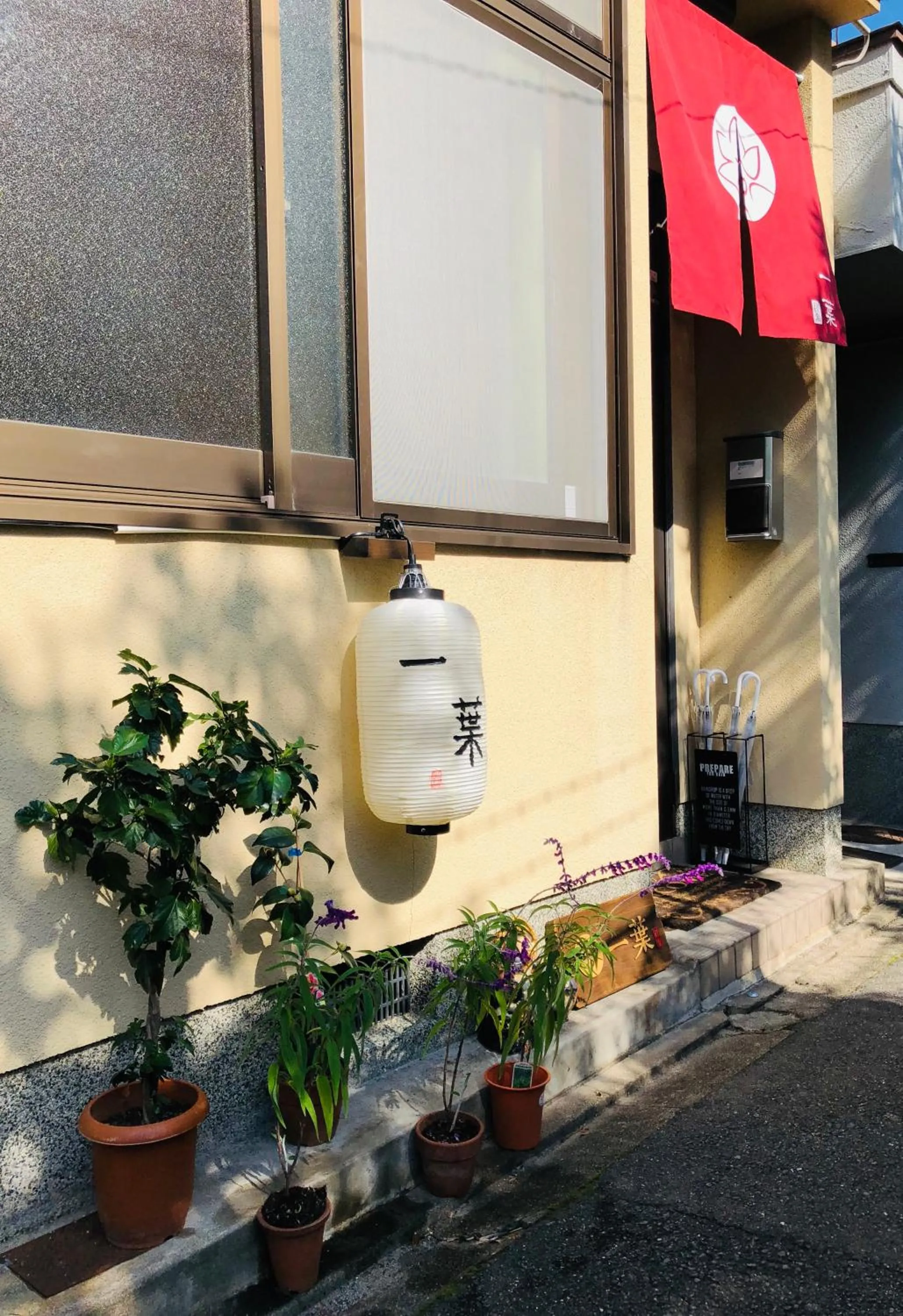 Facade/entrance in A Leaf Inn