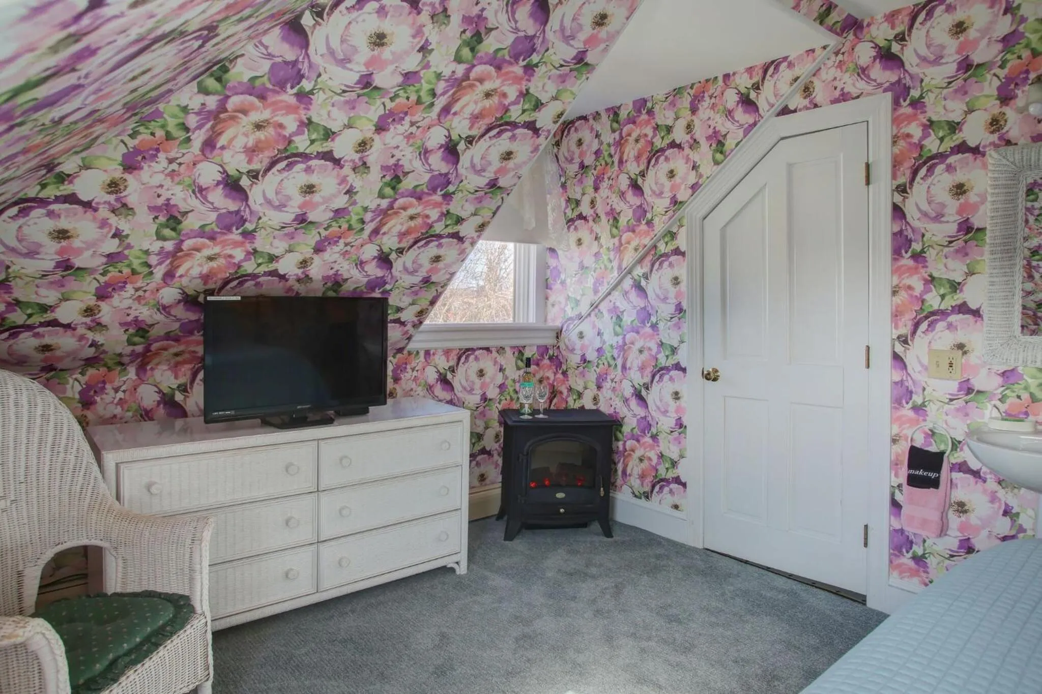 Decorative detail, Bed in Luther Ogden Inn