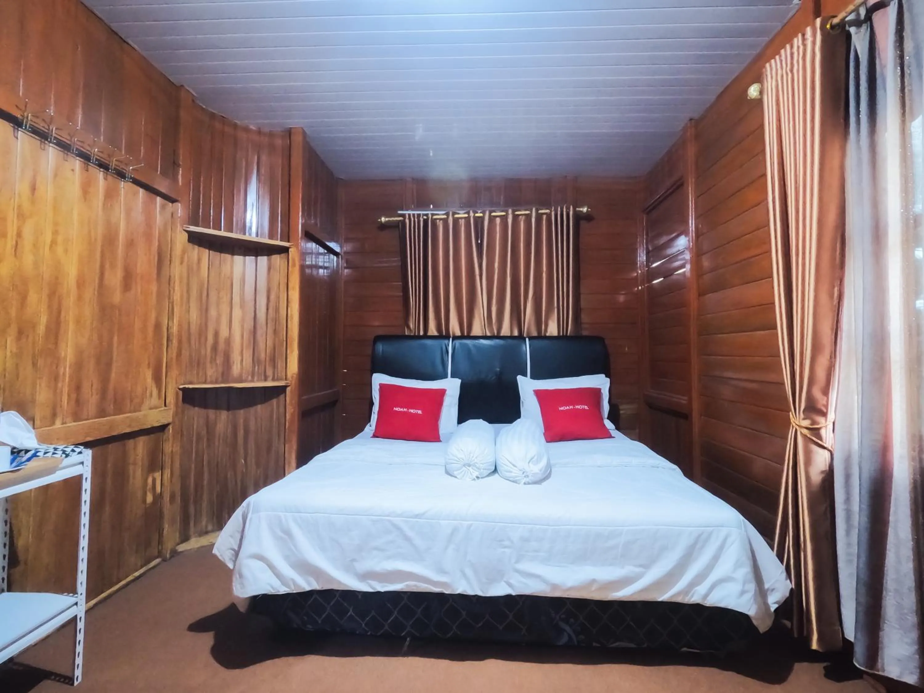 Bed in Noah Hotel Silangit