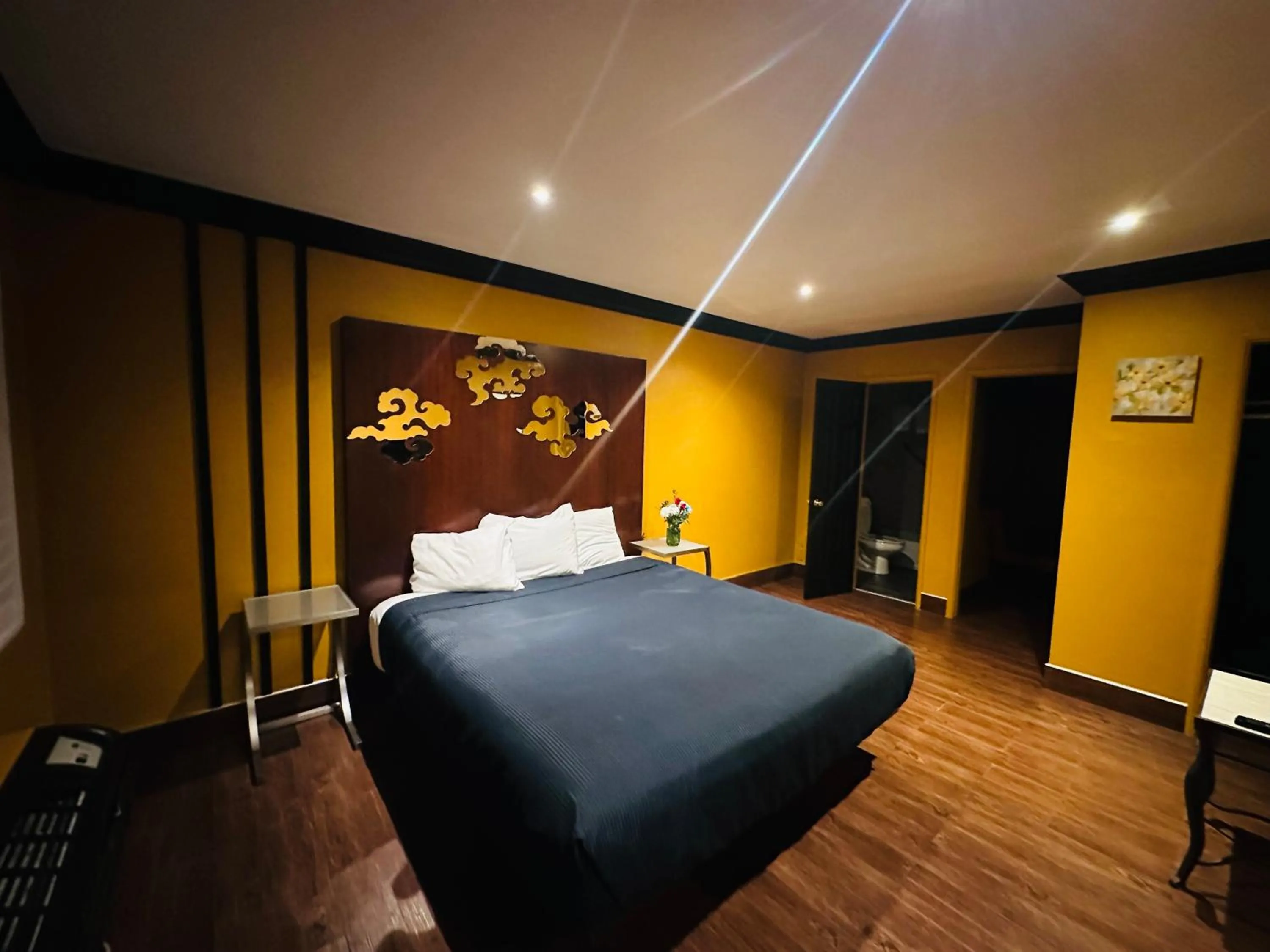 Bed in Casa Blanca Inn - Whittier, Los Angeles