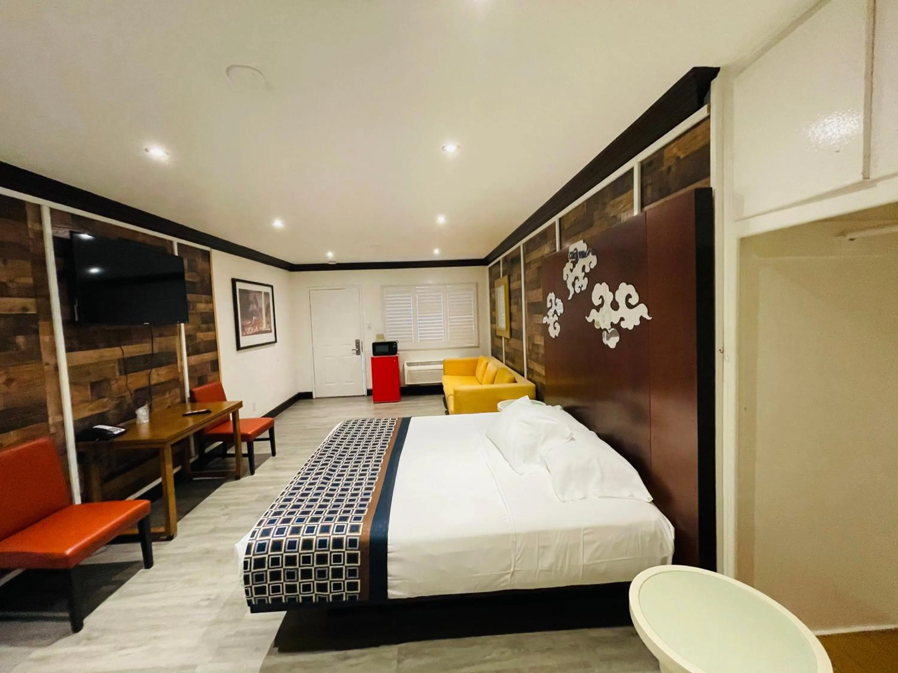 Bed in Casa Blanca Inn - Whittier, Los Angeles