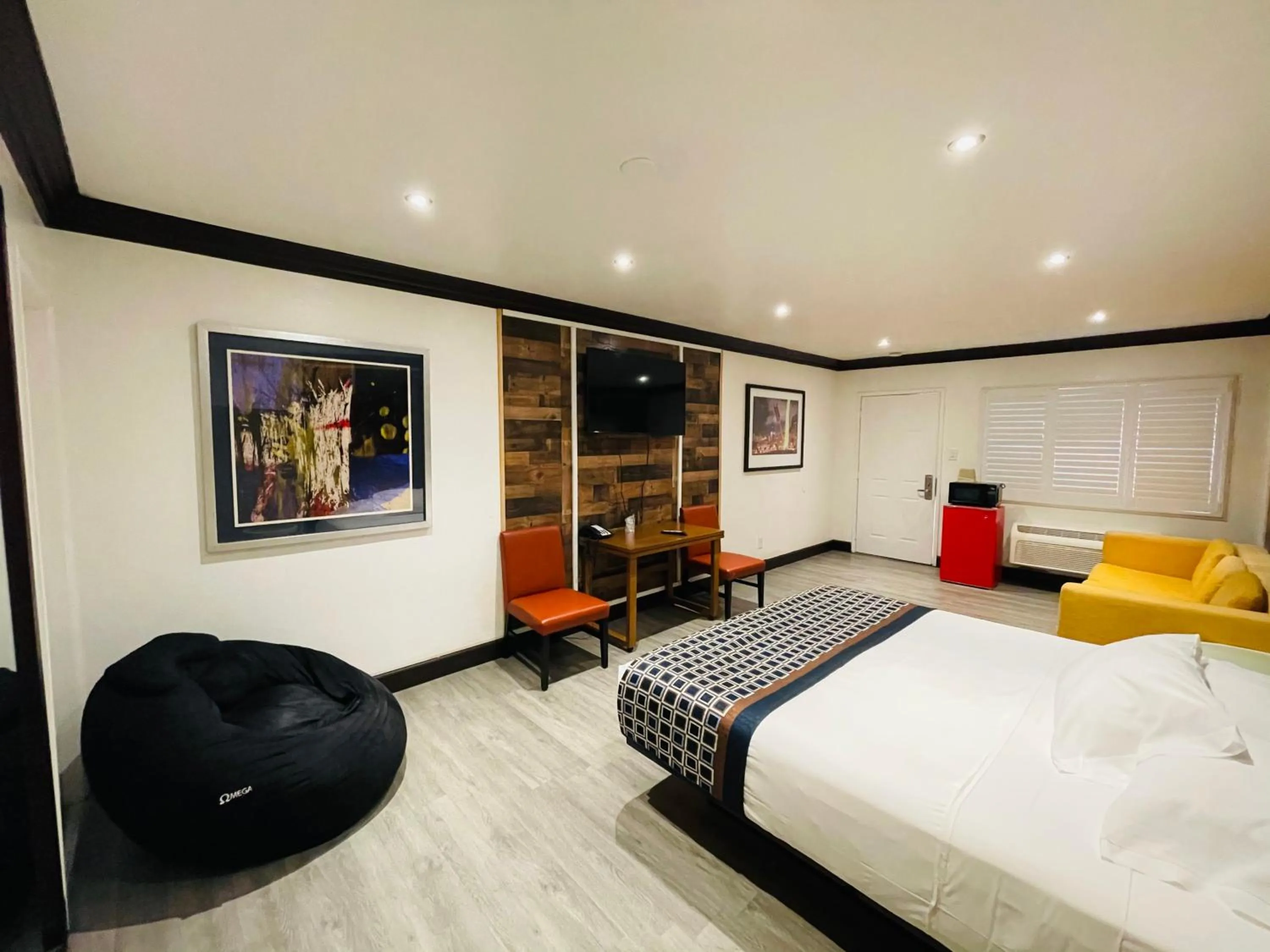 Bed in Casa Blanca Inn - Whittier, Los Angeles