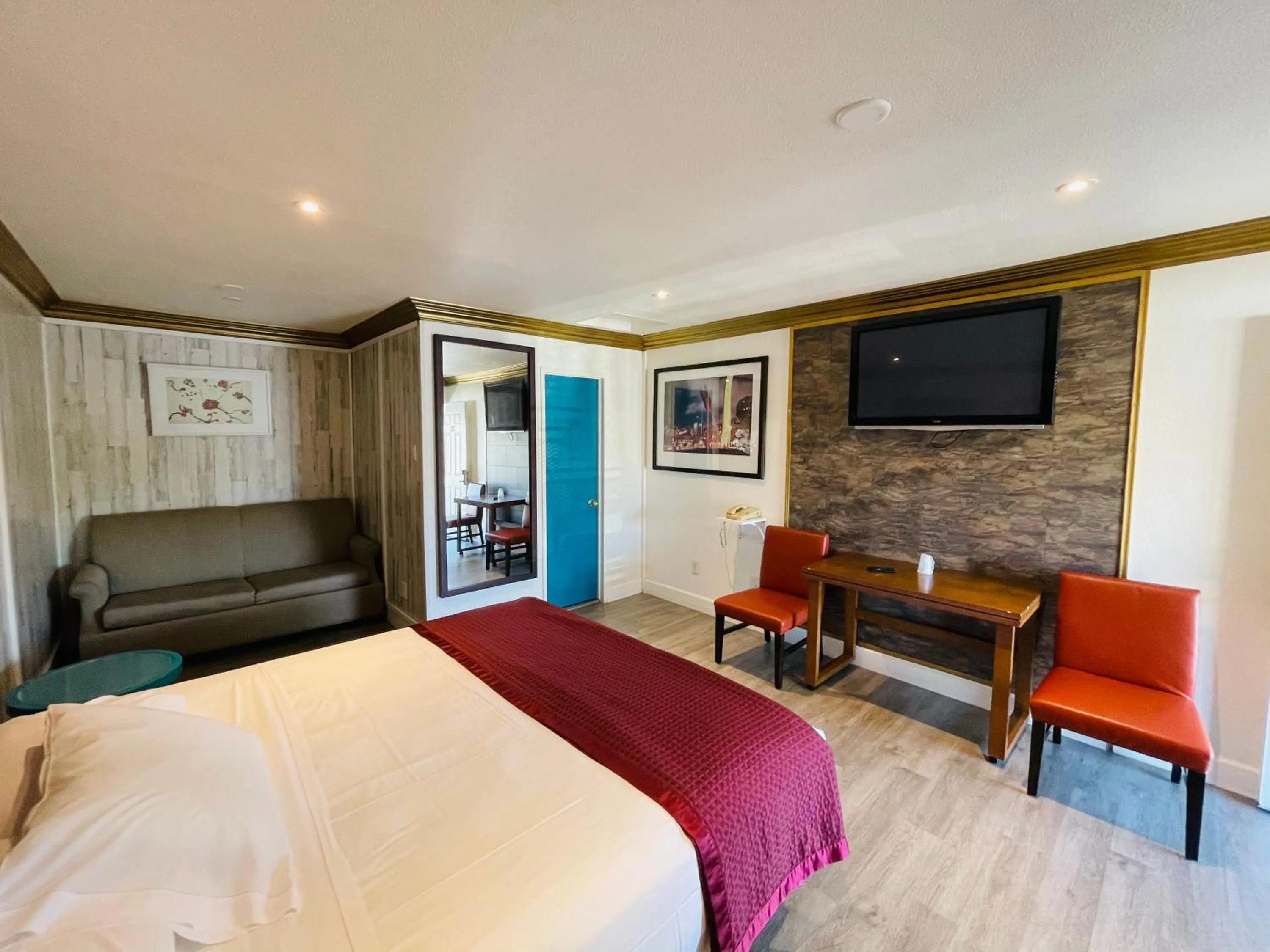 Bed in Casa Blanca Inn - Whittier, Los Angeles