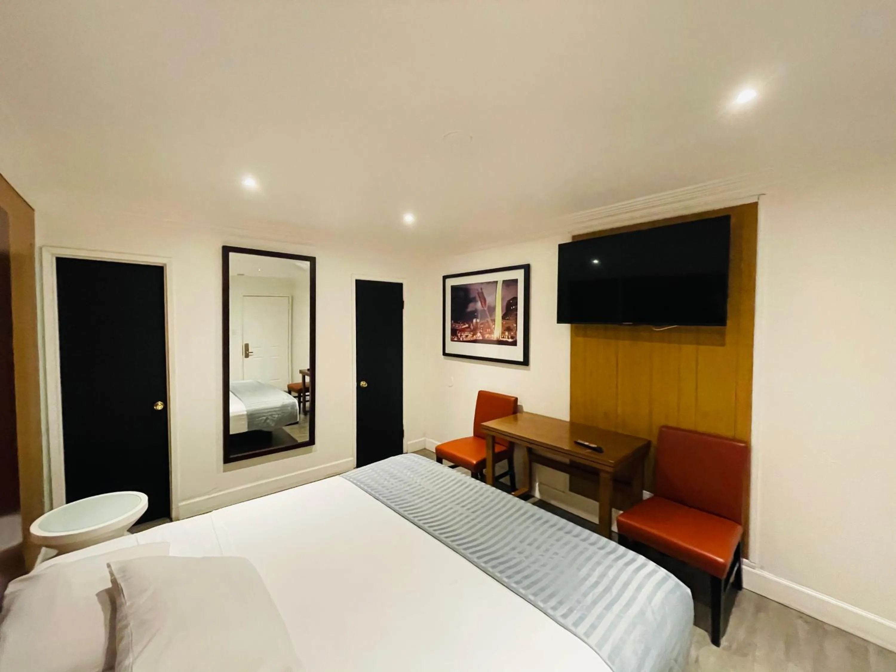 Bed in Casa Blanca Inn - Whittier, Los Angeles