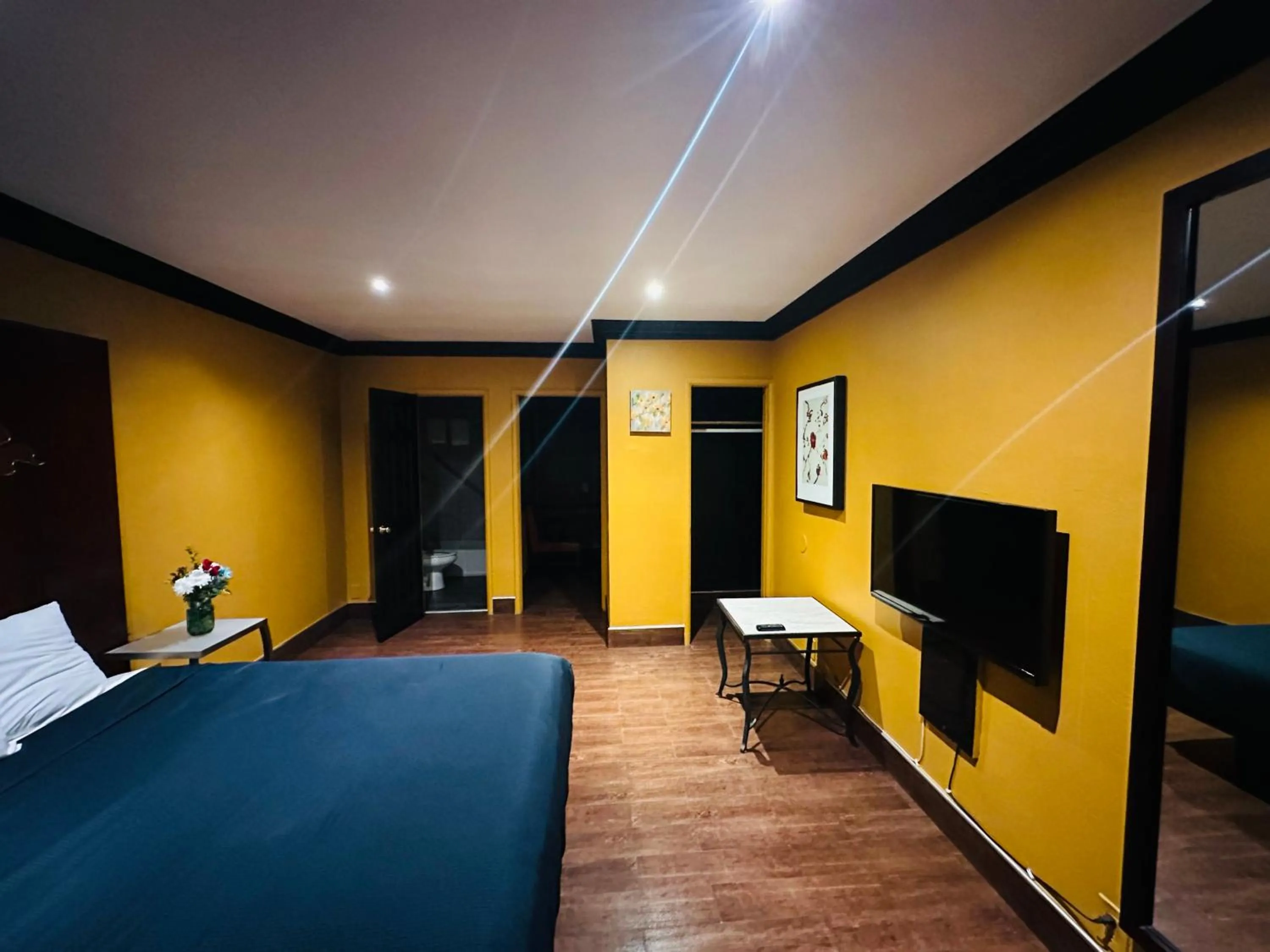 Bed in Casa Blanca Inn - Whittier, Los Angeles