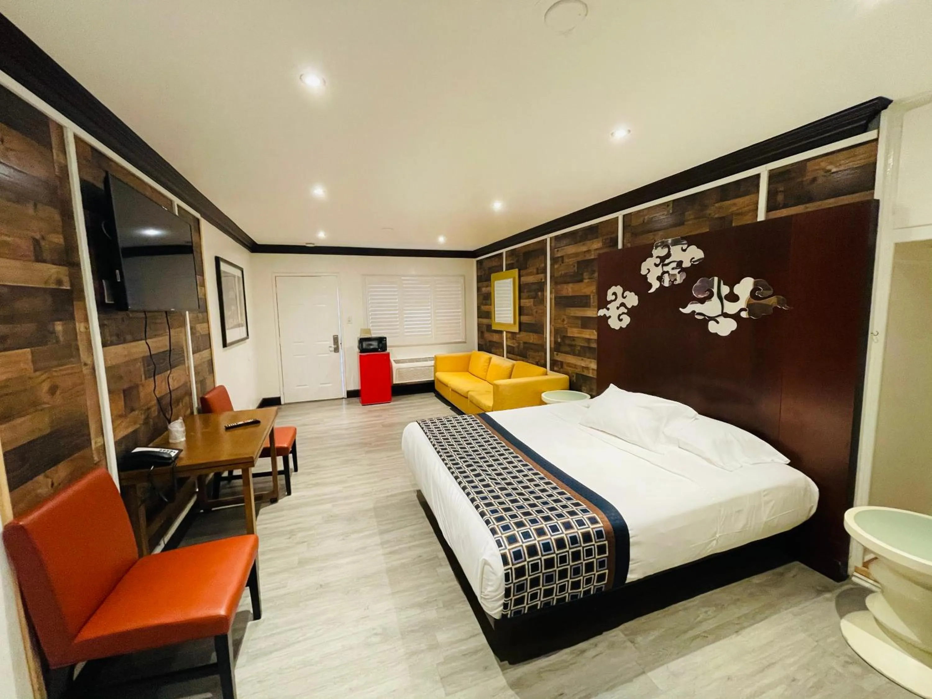 Bed in Casa Blanca Inn - Whittier, Los Angeles