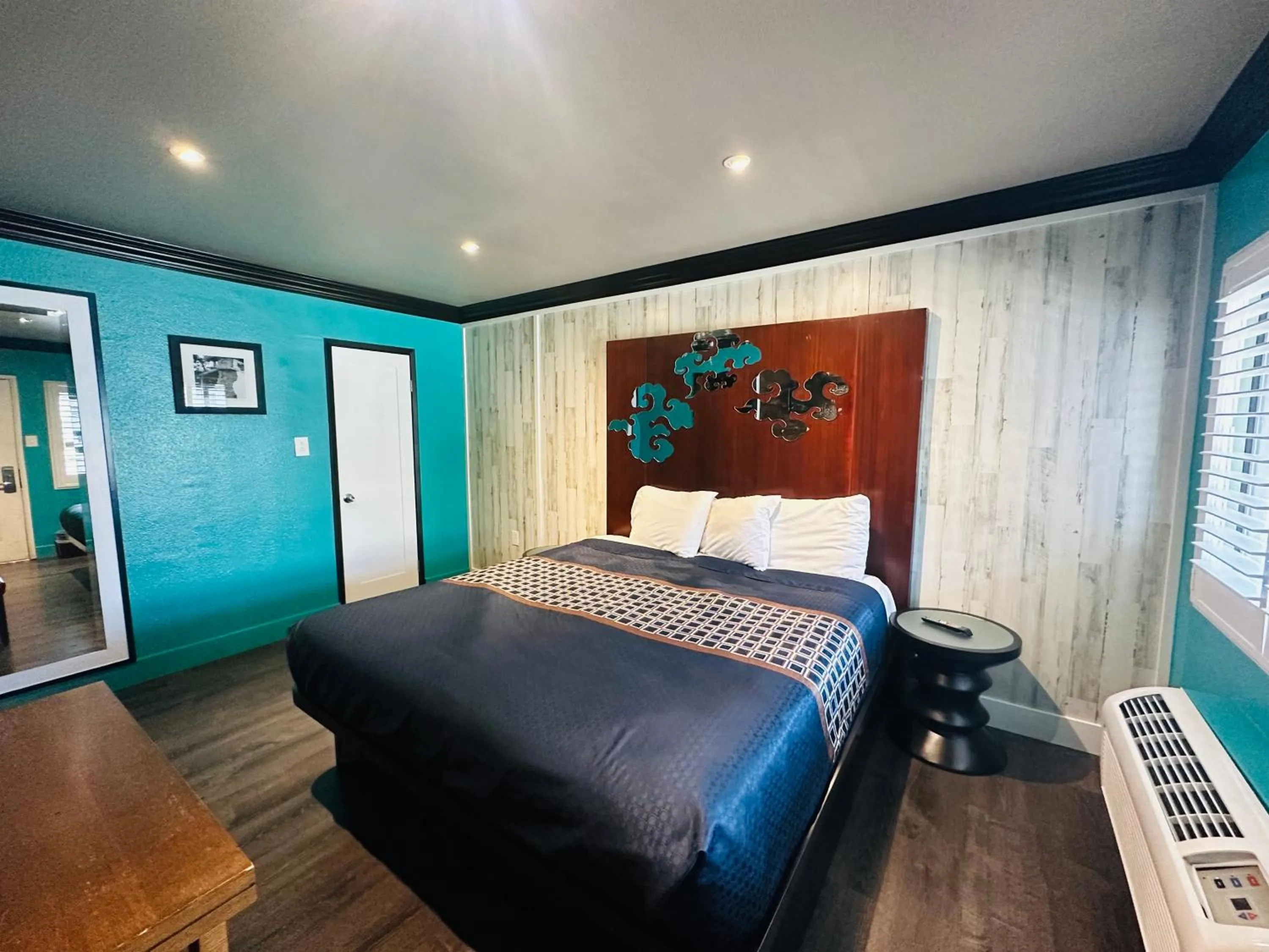 Bed in Casa Blanca Inn - Whittier, Los Angeles