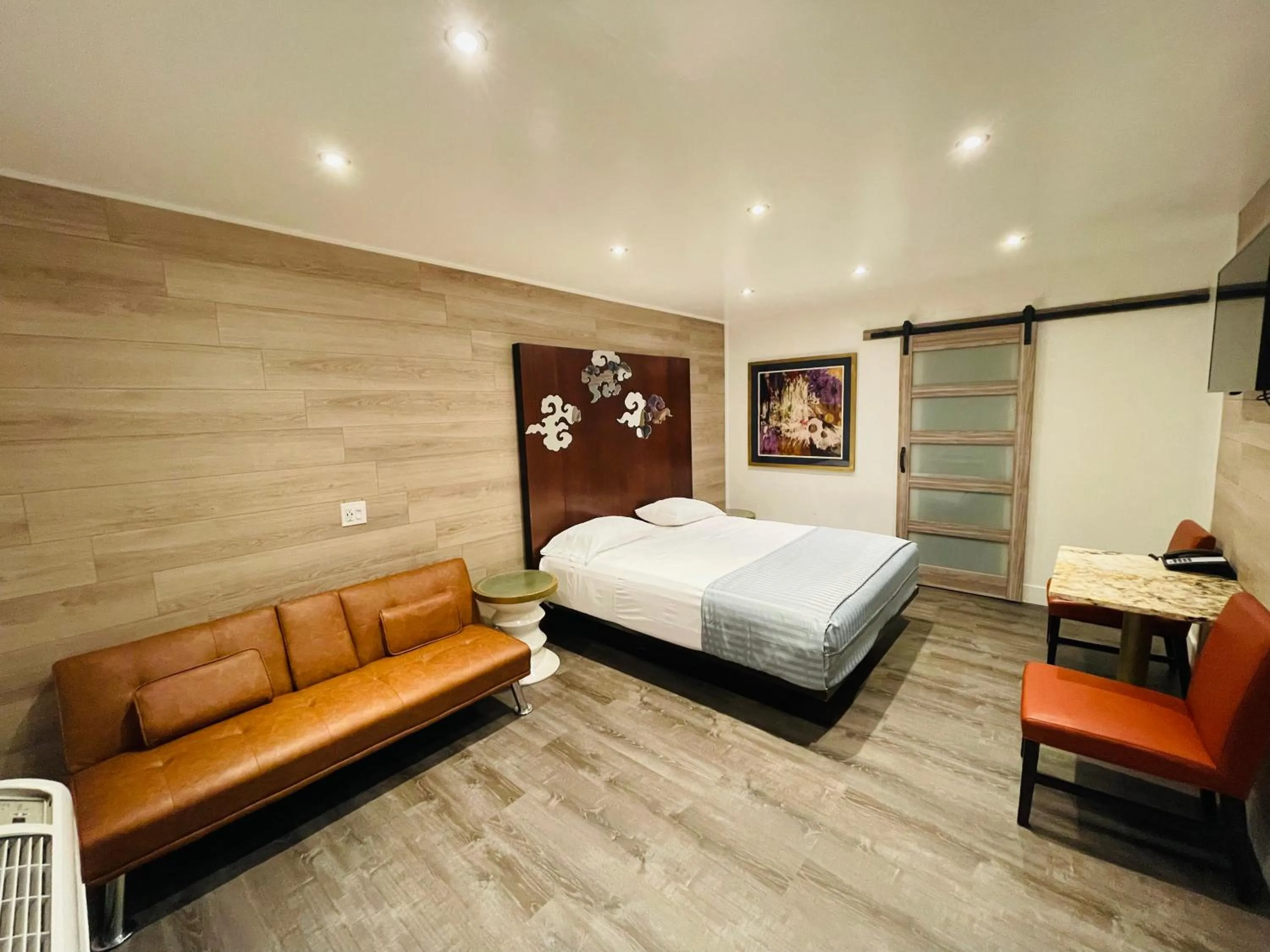 Bed in Casa Blanca Inn - Whittier, Los Angeles