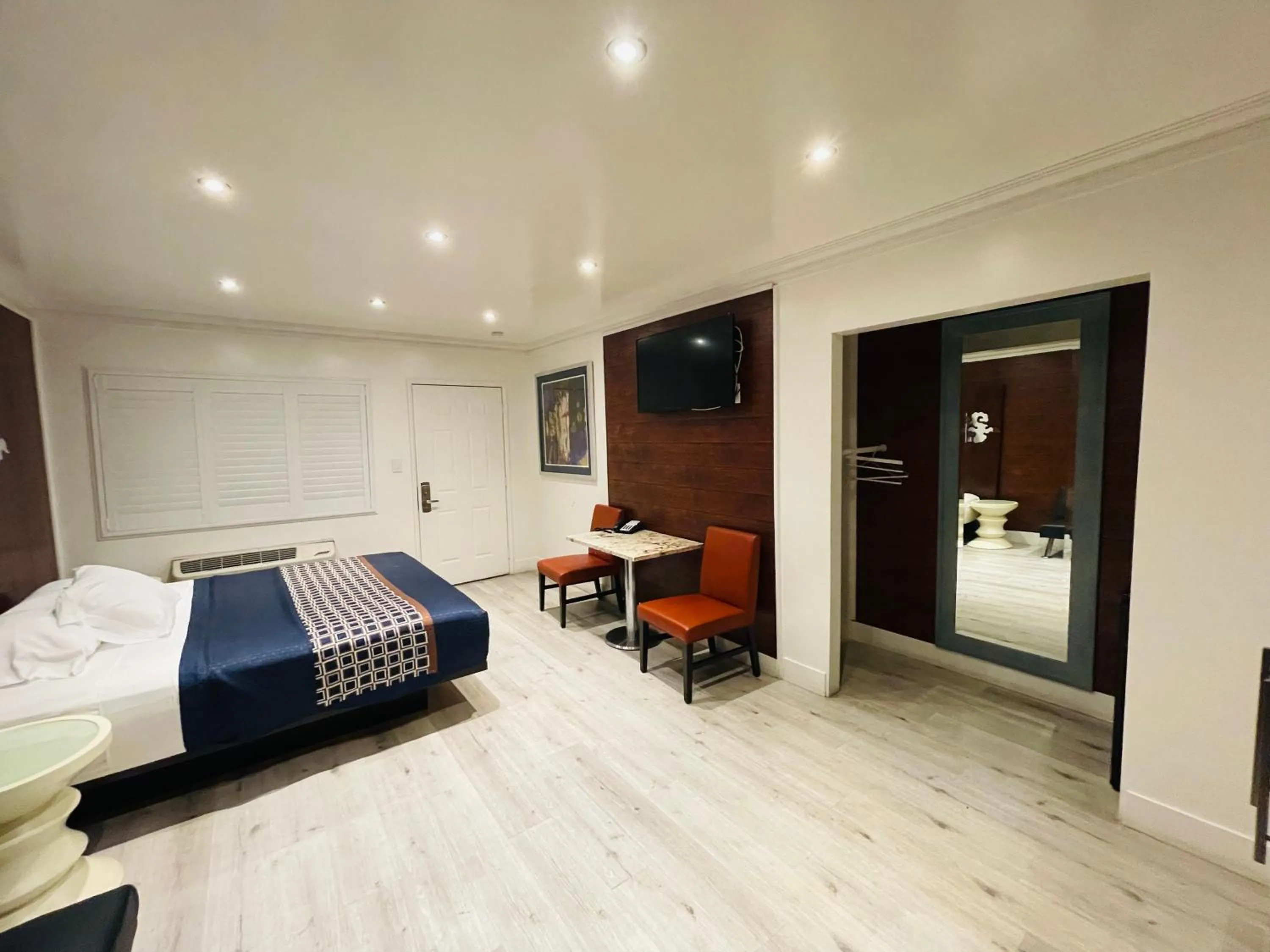 Bed in Casa Blanca Inn - Whittier, Los Angeles