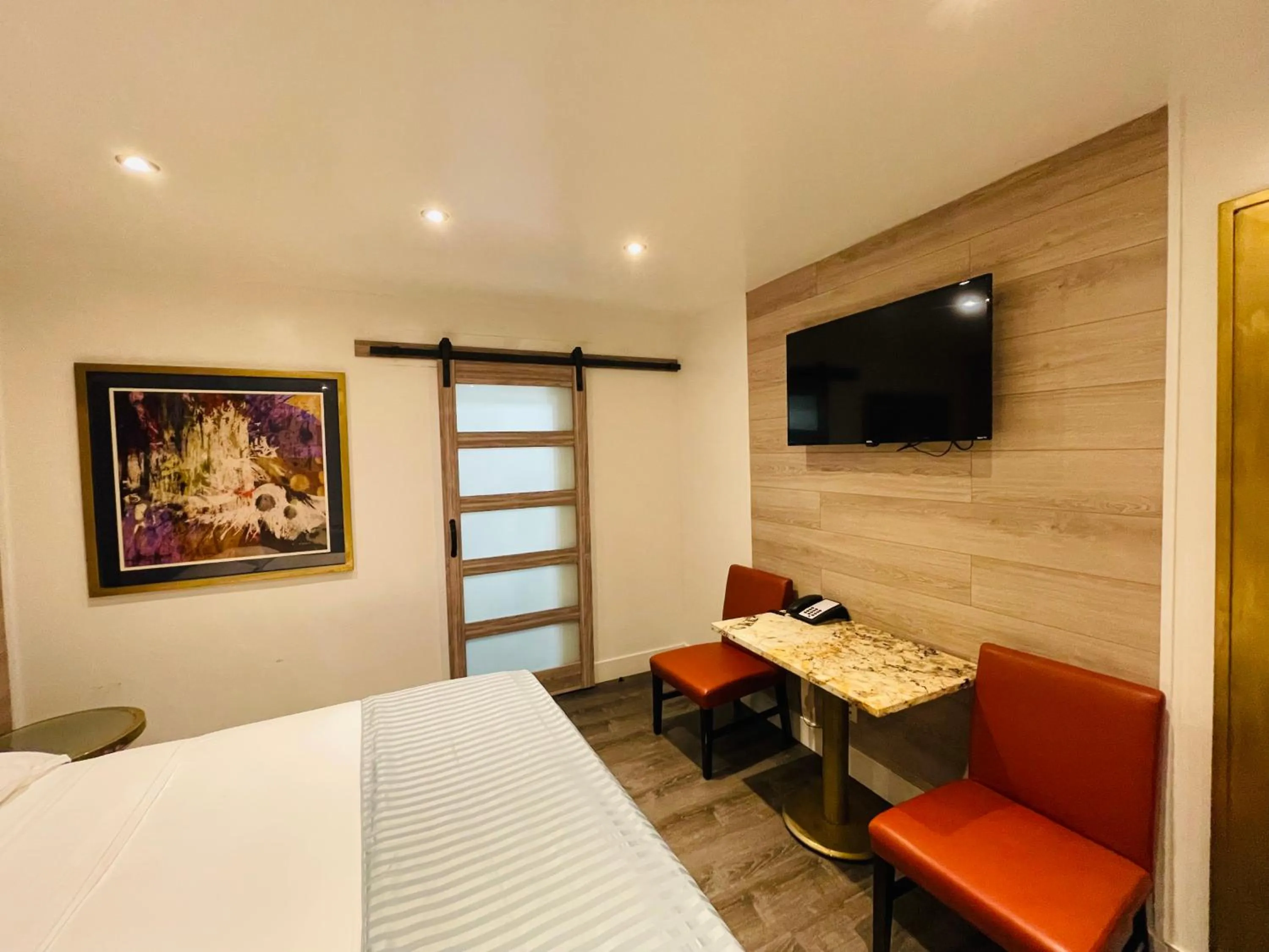 Bed in Casa Blanca Inn - Whittier, Los Angeles