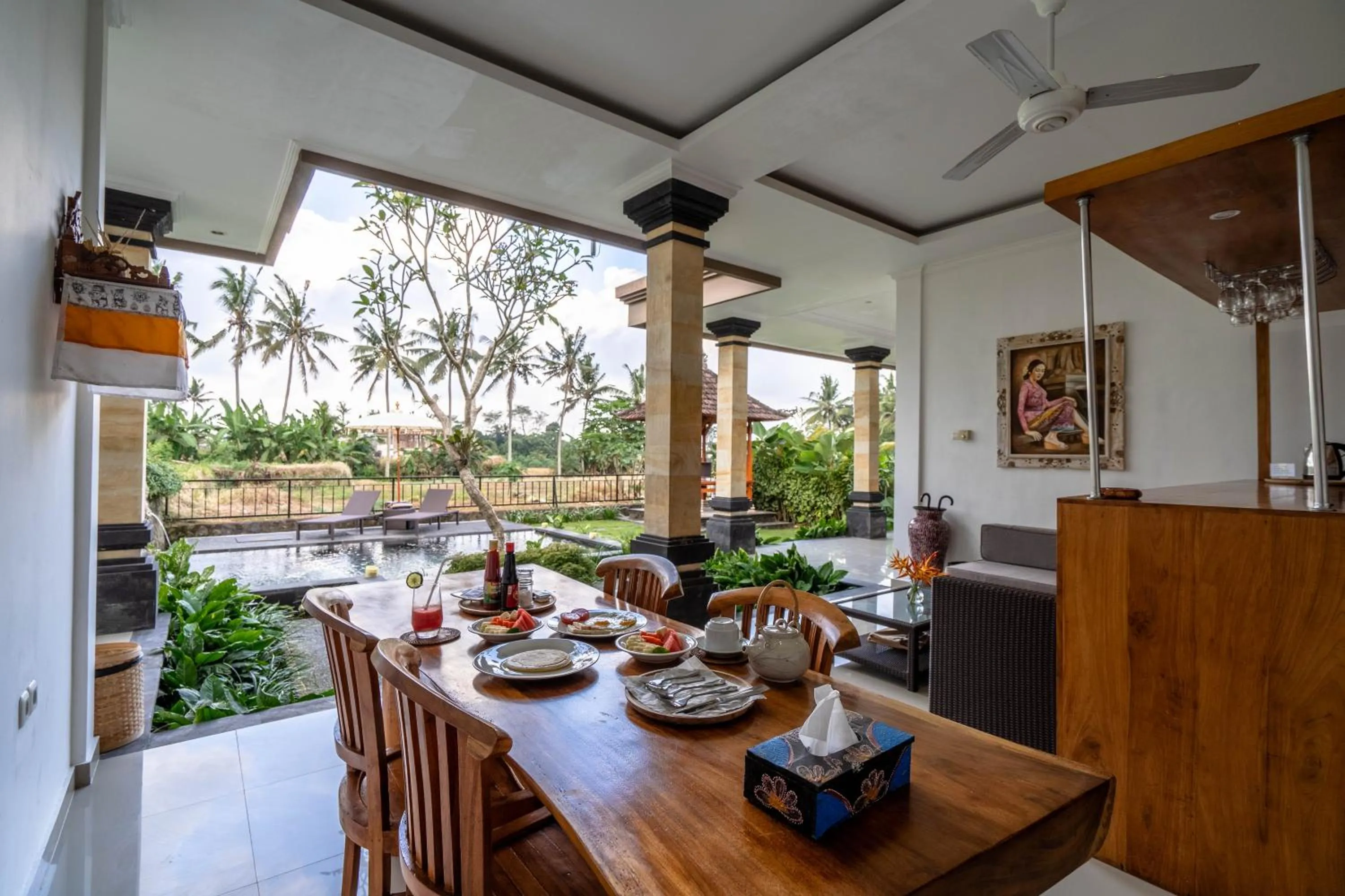 Dining area in Griya Private Villa