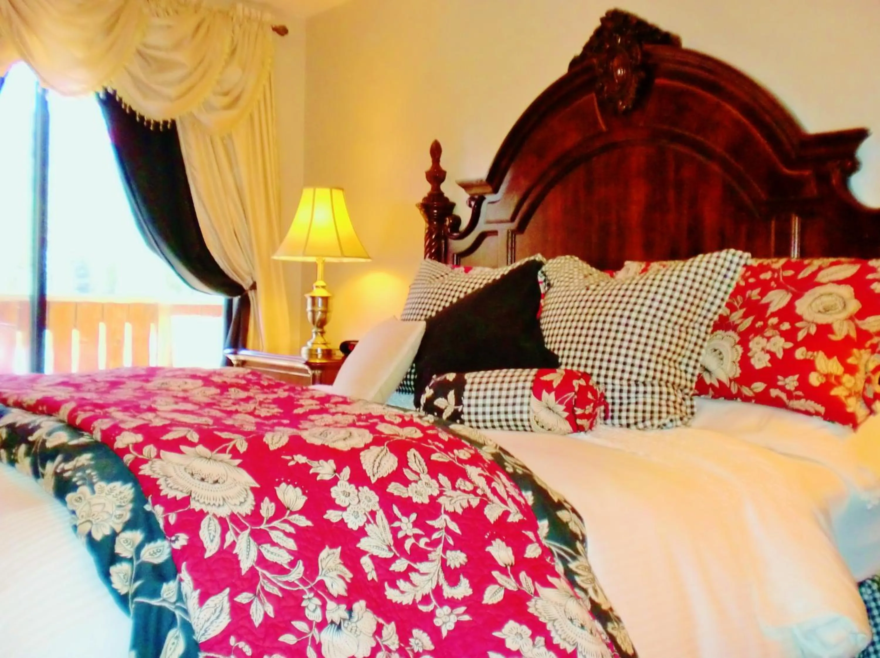 Bed in The North Shore Inn