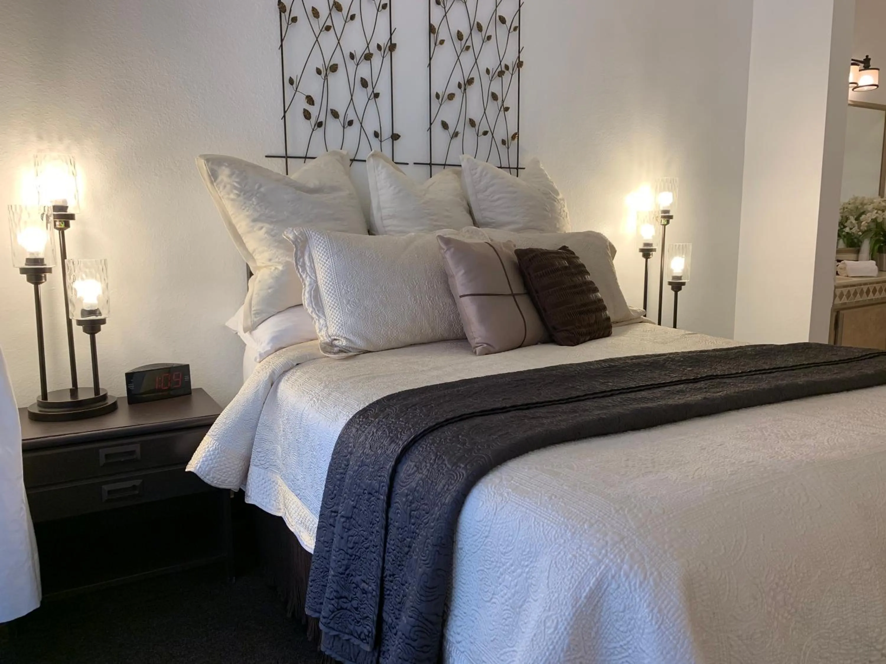 Bed in The North Shore Inn