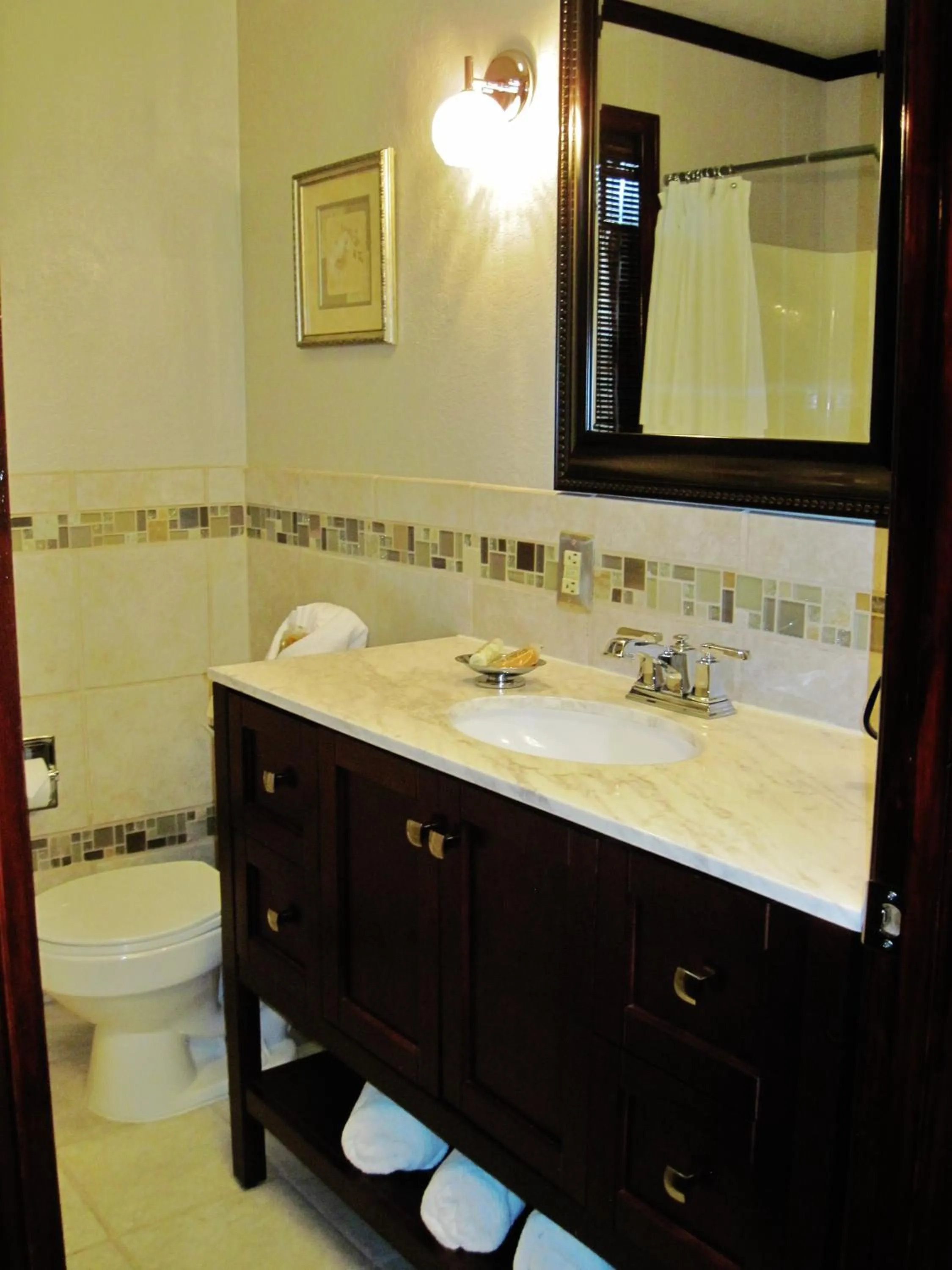 Toilet in The North Shore Inn